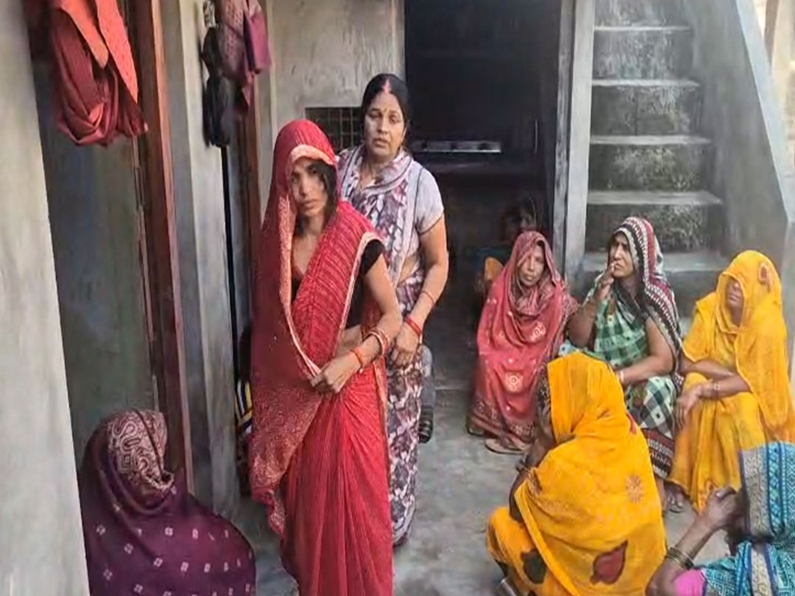 Dinesh Mishra's family mourning his death in Delhi Red Fort blast. (Photo/ANI)