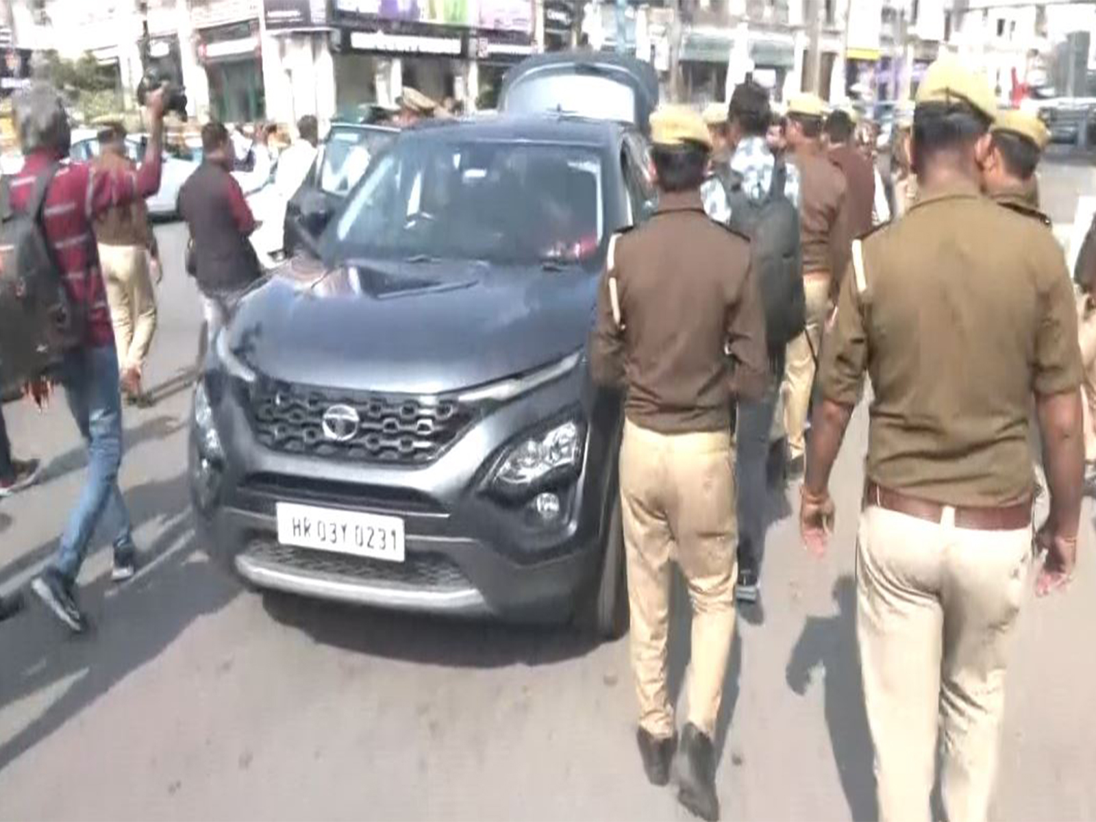 Lucknow Police, accompanied by Dog Squad, check vehicles in Hazratganj (Photo/ANI)