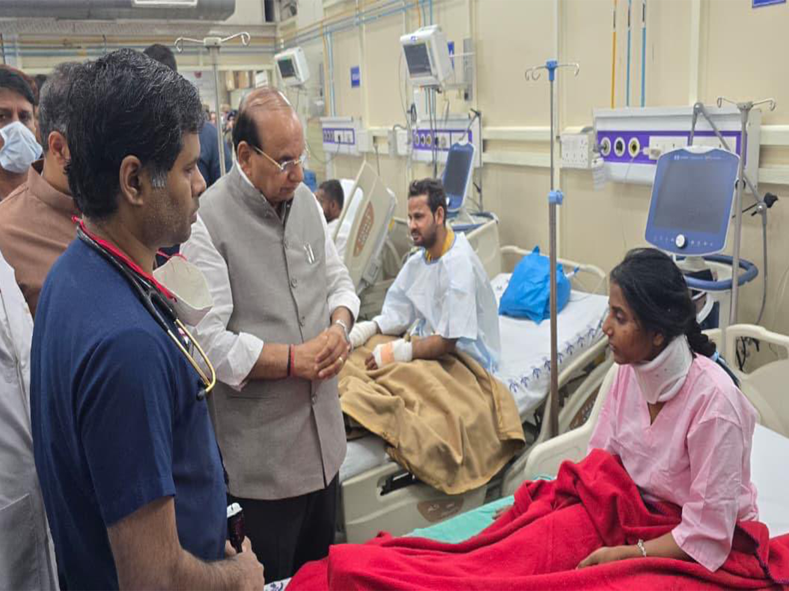 Delhi LG VK Saxena meets victims of blast near Red Fort (Photo/X@RajNiwasDelhi)