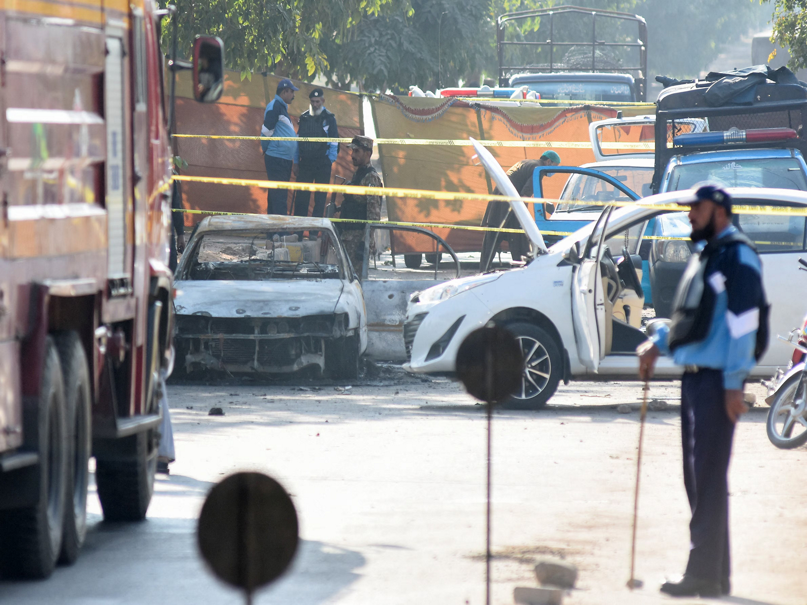 A police officer stands guard at the site of a suicide blast outside the district court building in Islamabad, Pakistan. (Photo/Reuters) A police officer stands guard at the site of a suicide blast outside the district court building in Islamabad, Pakistan. (Photo/Reuters)