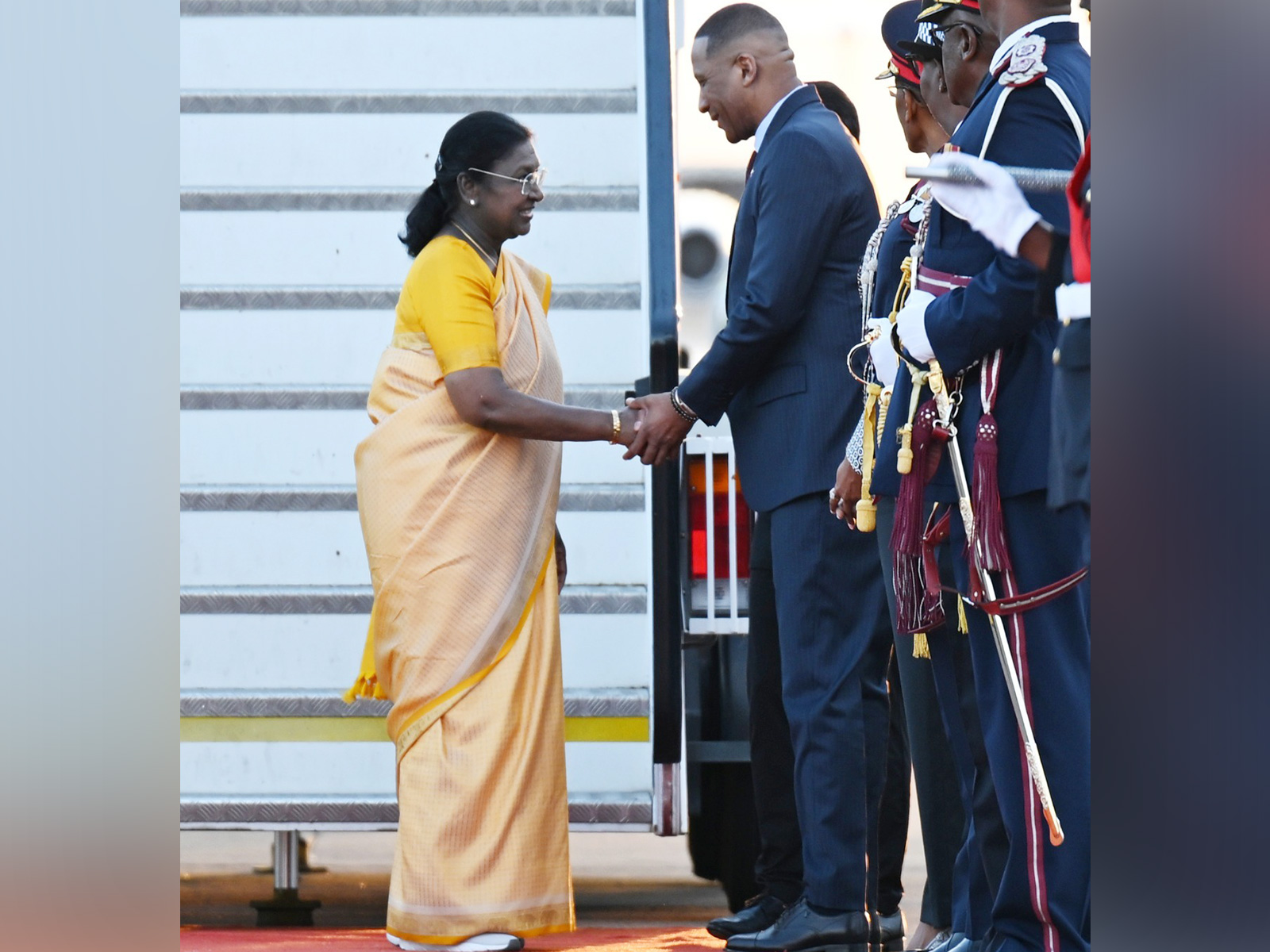 President Droupadi Murmu received by Botswana President Duma Gideon Boko (Photo/ X@rashtrapatibhvn)