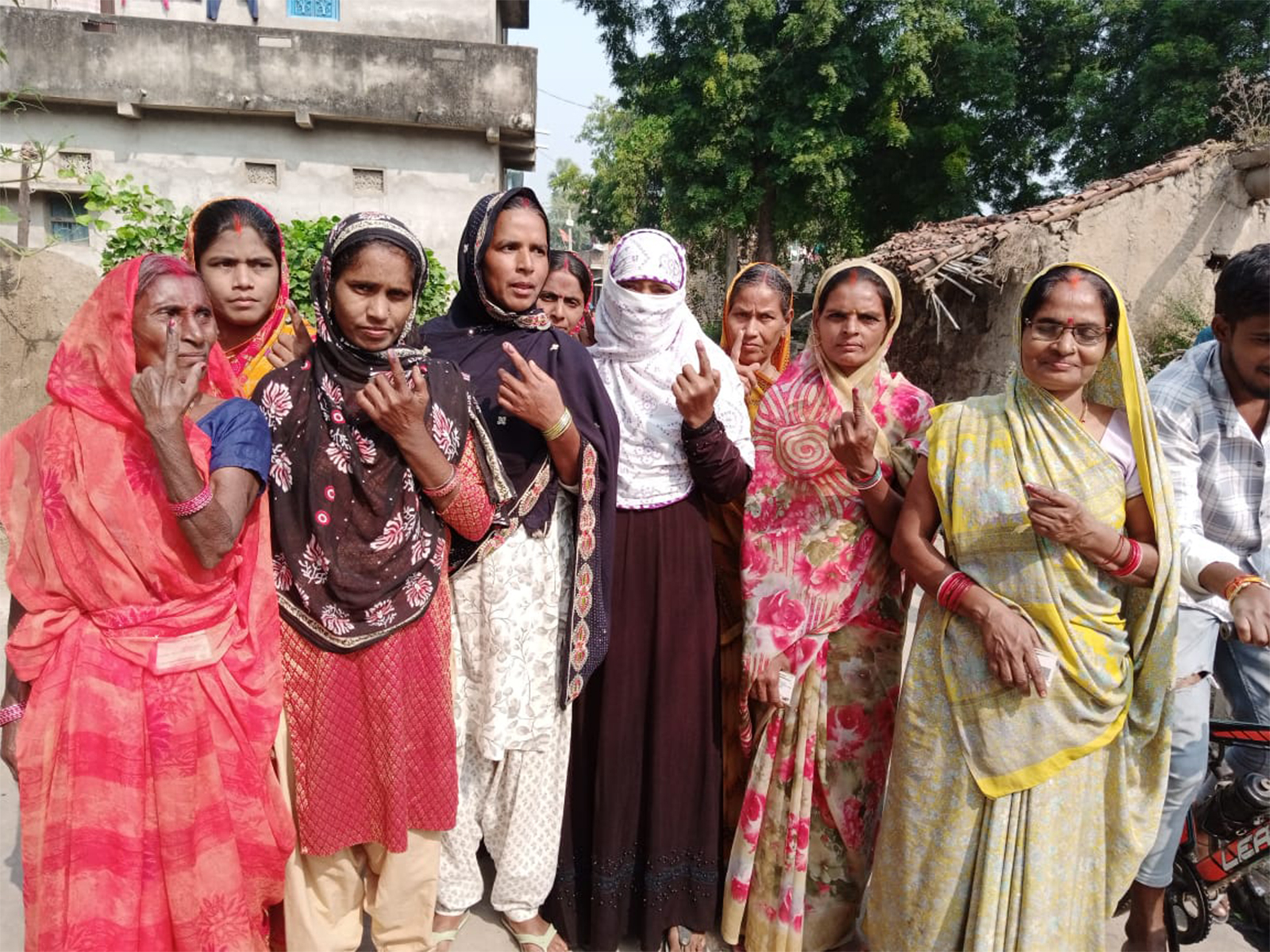 Women voters show their inked fingers (Photo/Election Commission)