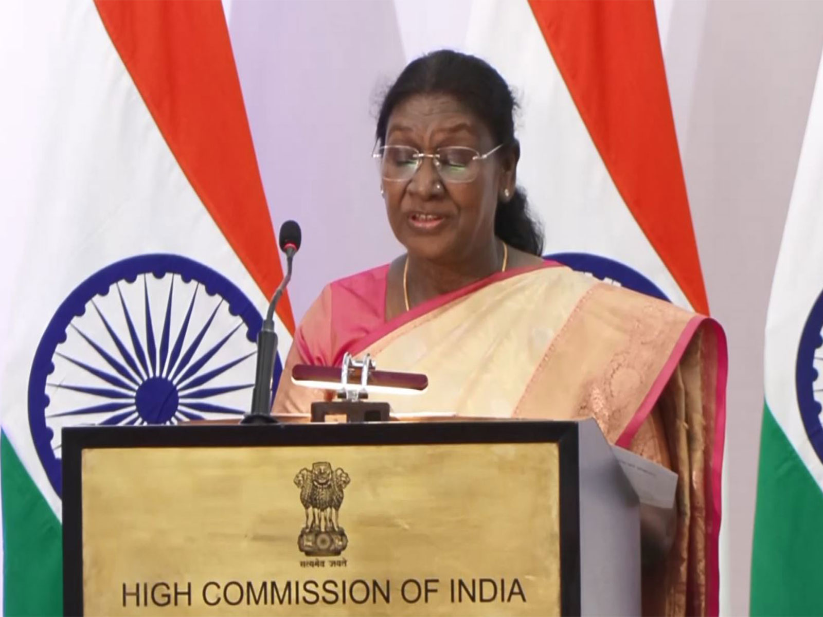 President Droupadi Murmu observes a one-minute silence in memory of Delhi terror attack victims. (Photo/ANI)
