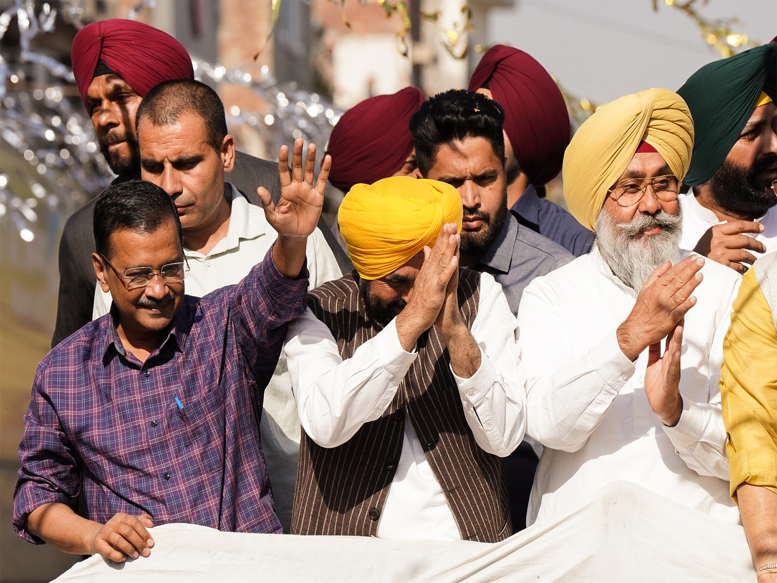 AAP Convenor Arvind Kejriwal with Punjab CM Bhagwant Mann during a roadshow in Tarn Taran (Photo/ANI)