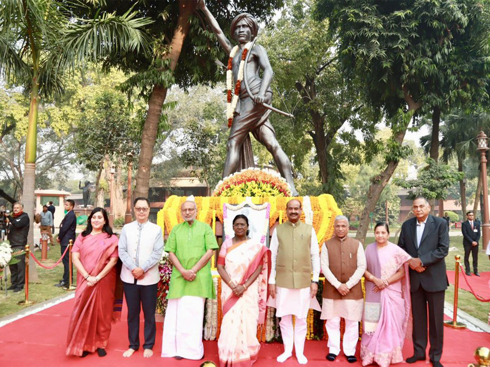 President Murmu, VP Radhakrishnan pay floral tributes to Birsa Munda (Photo/Lok Sabha Secretariat)