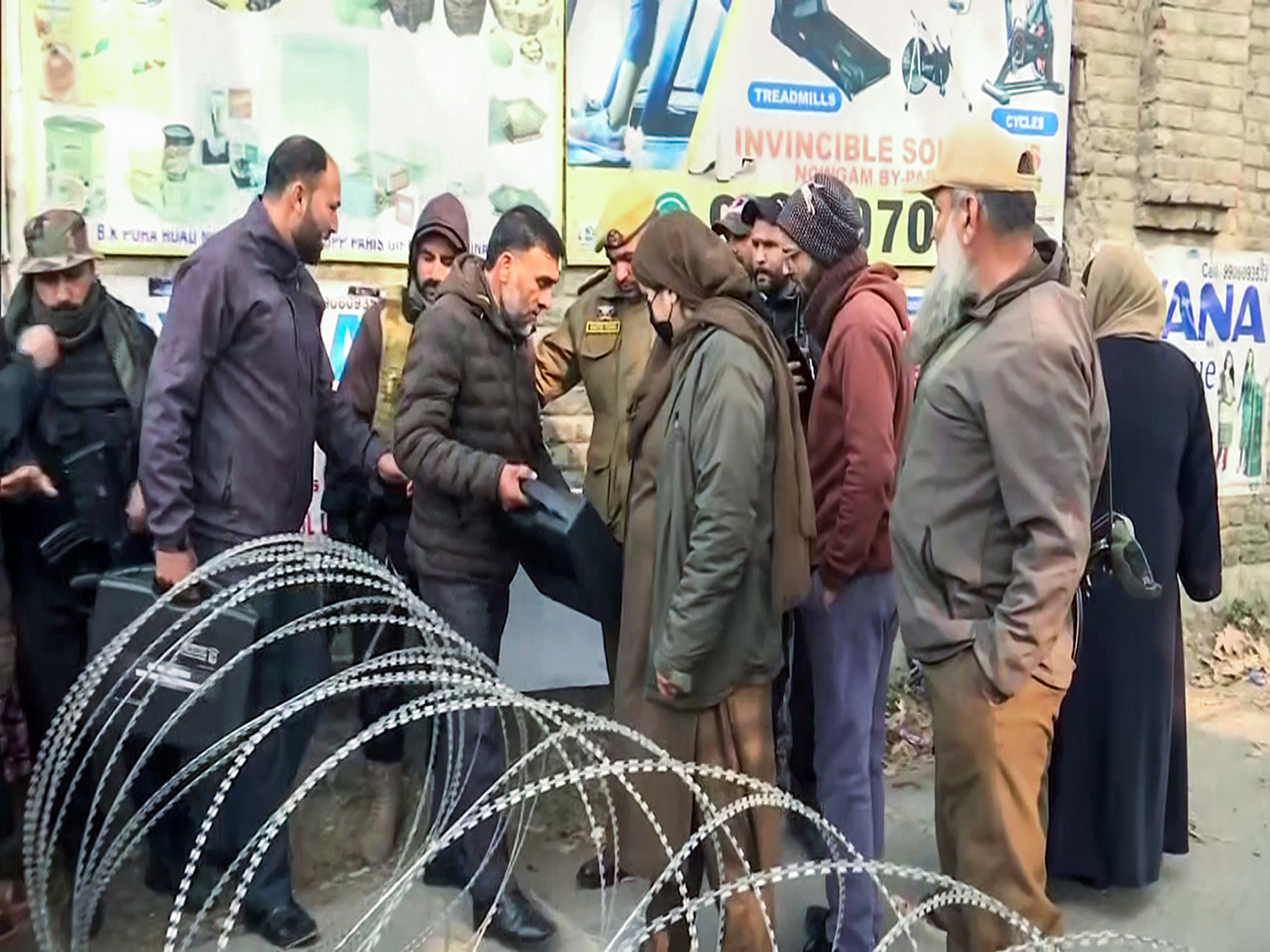 FSL team arrives at spot near Nowgam Police Station where a blast occurred. (Photo/ANI) FSL team arrives at spot near Nowgam Police Station where a blast occurred. (Photo/ANI)