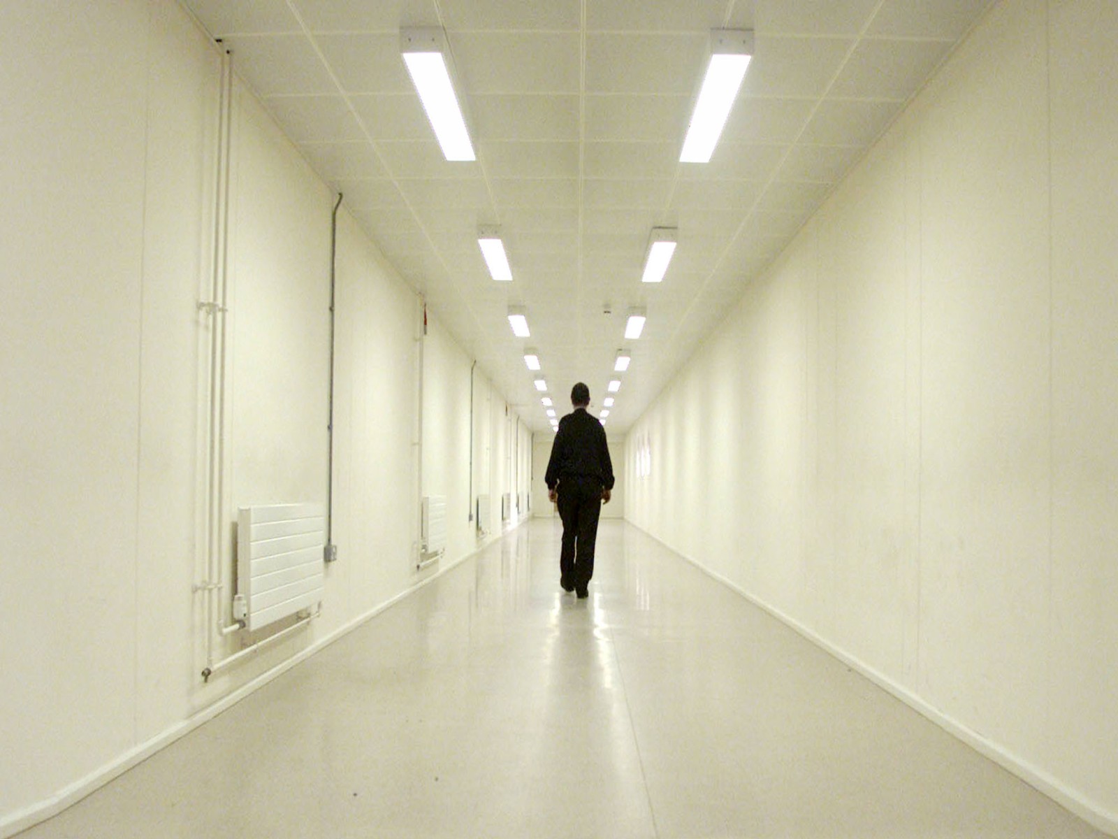 A Group 4 security officer walks down one of the corridors of Yarl's Wood Immigration Removal Centre, Europe's largest detention centre for illegal immigrants, in Bedford (Photo/Reuters)