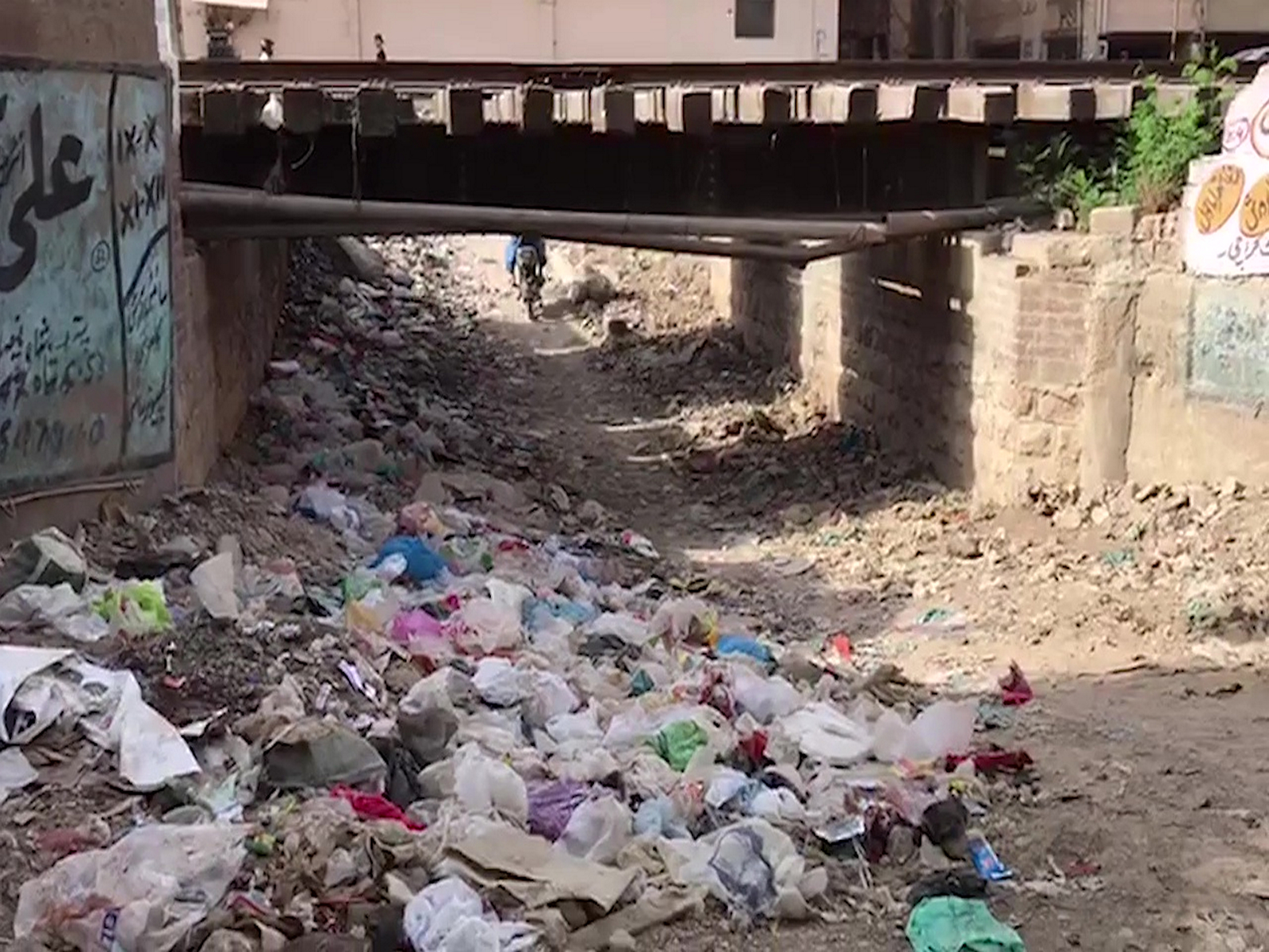 Karachi residents slam government over broken roads, mismanagement (Photo/TNN)