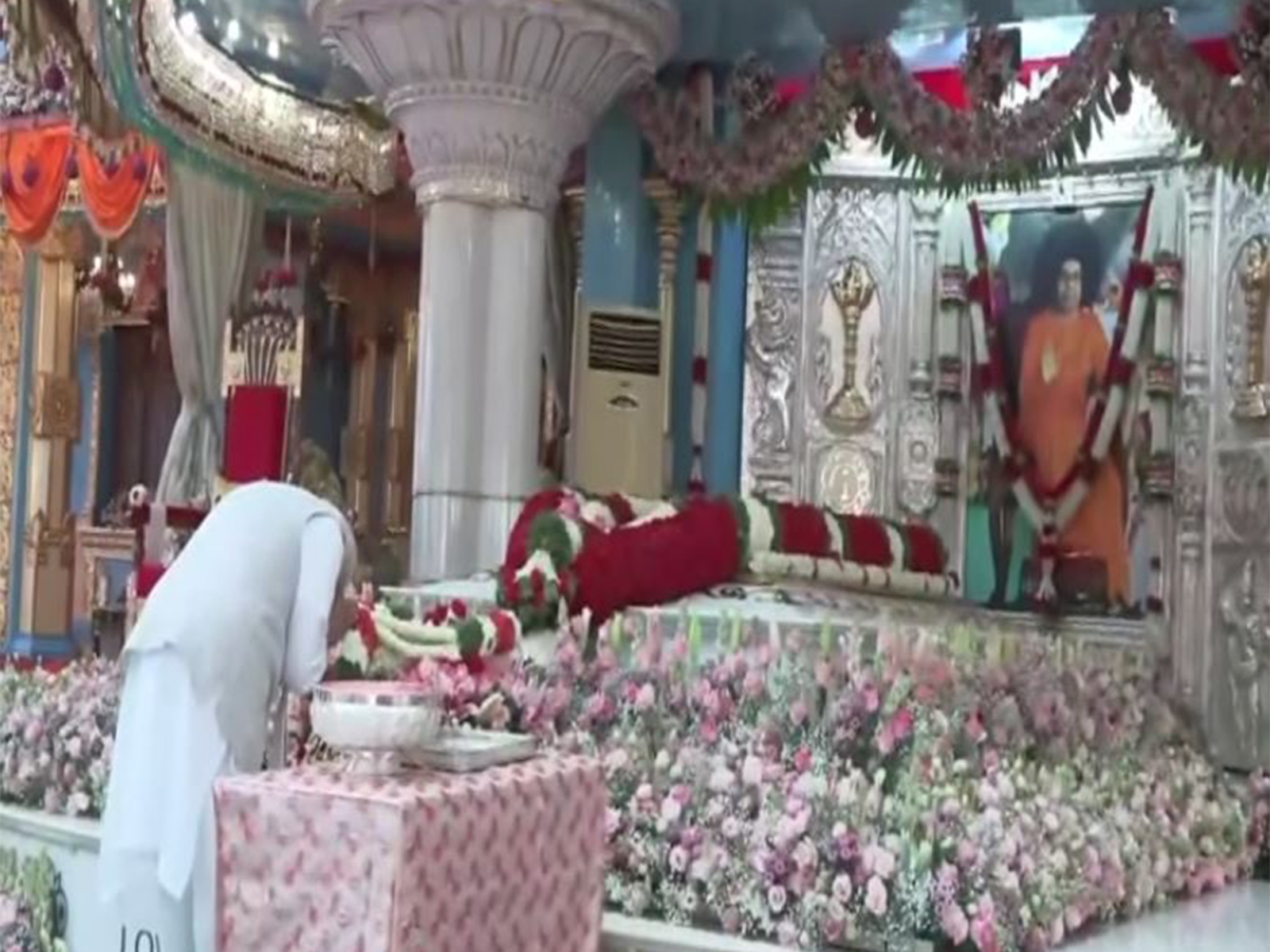Prime Minister Narendra Modi offers obeisance at Mahasamadhi of Sri Sathya Sai Baba (Photo/ANI)