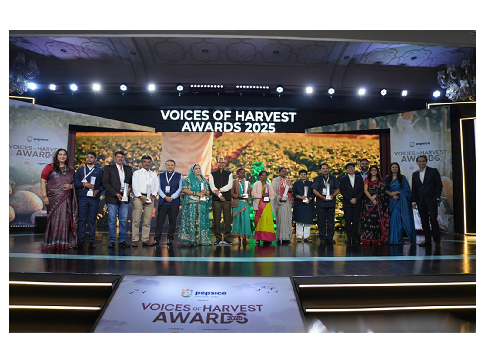 Hon’ble Agriculture & Farmers Welfare Minister, Shri Shivraj Singh Chouhan with PepsiCo India leaders and Voices of Harvest Awards 2025 winners