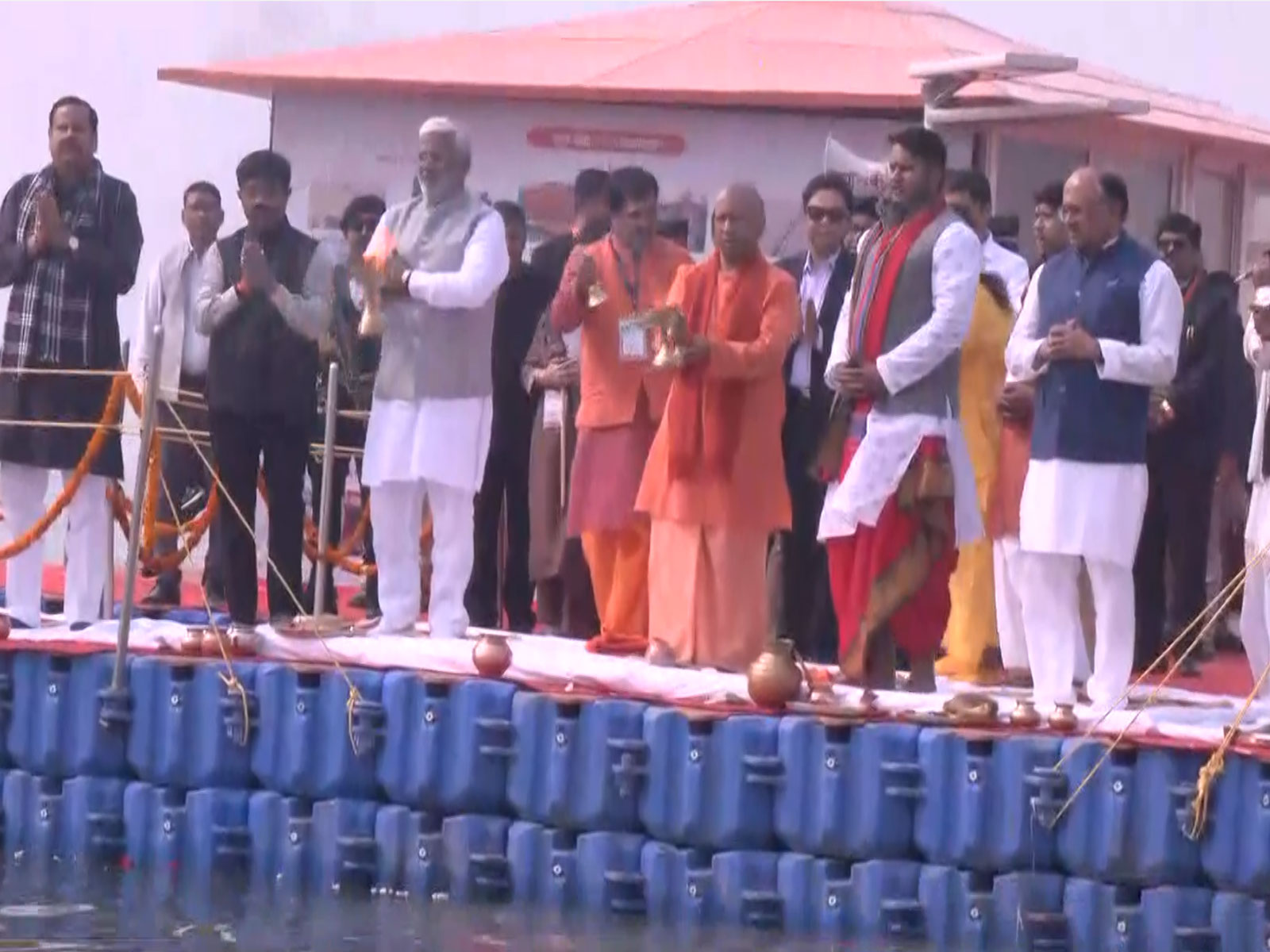 CM Yogi offers prayers at Sangam (Photo/ANI)