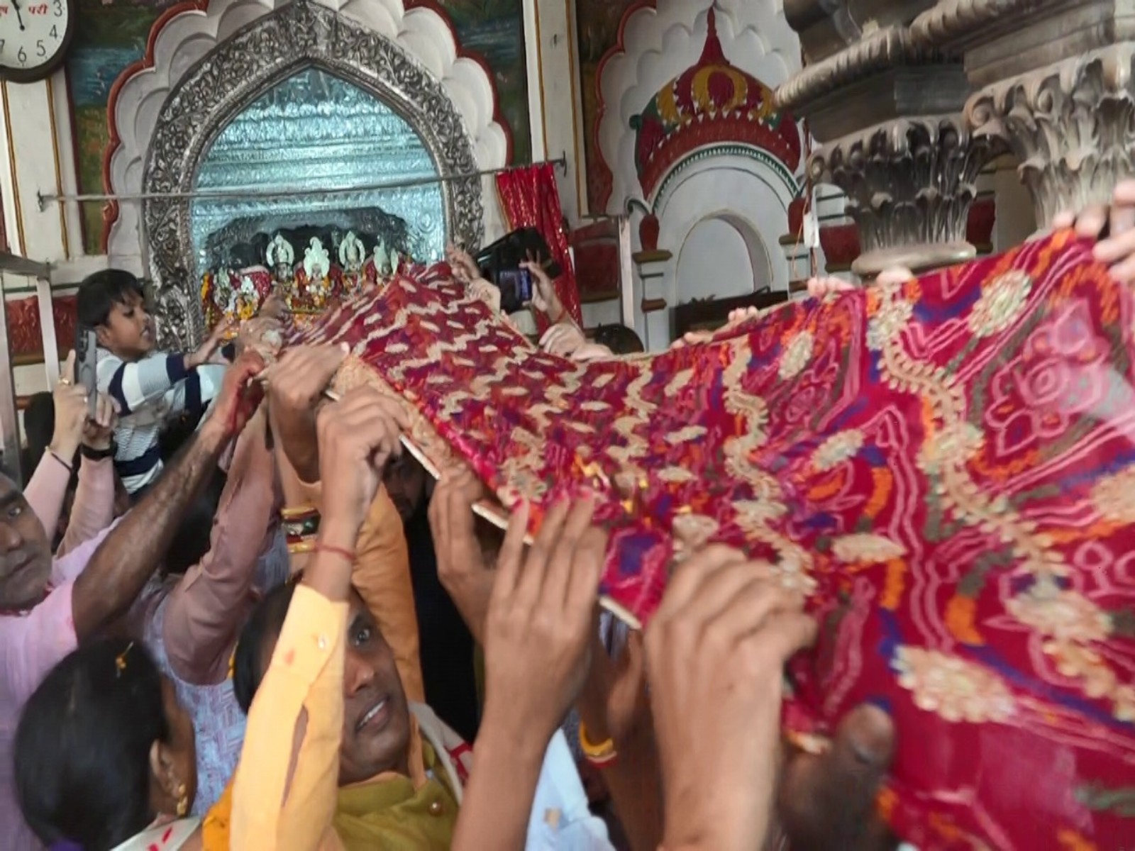 Chunri offered from Surat at Janaki Temple in Nepal (Photo/ANI)