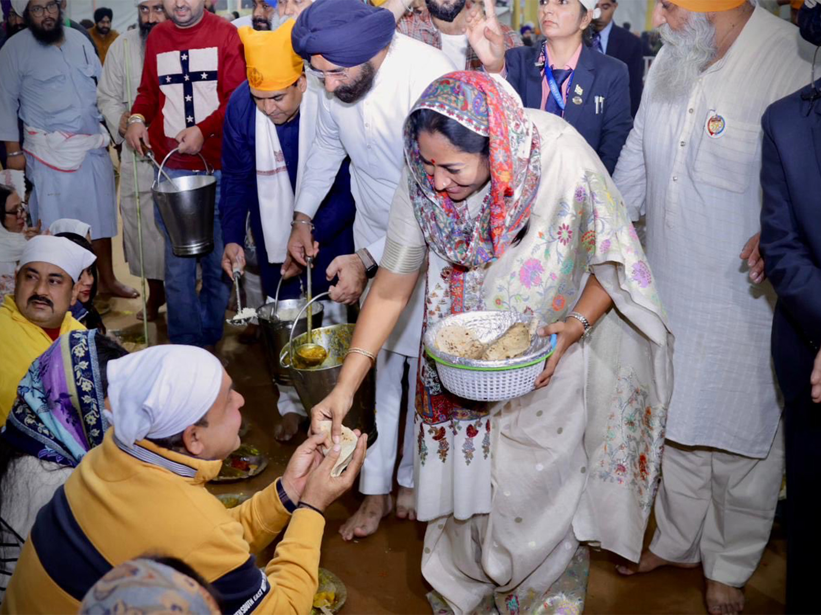 Delhi CM Rekha Gupta participates in Seva during the 350th martyrdom day events at Red Fort (Photo/X@gupta_rekha)