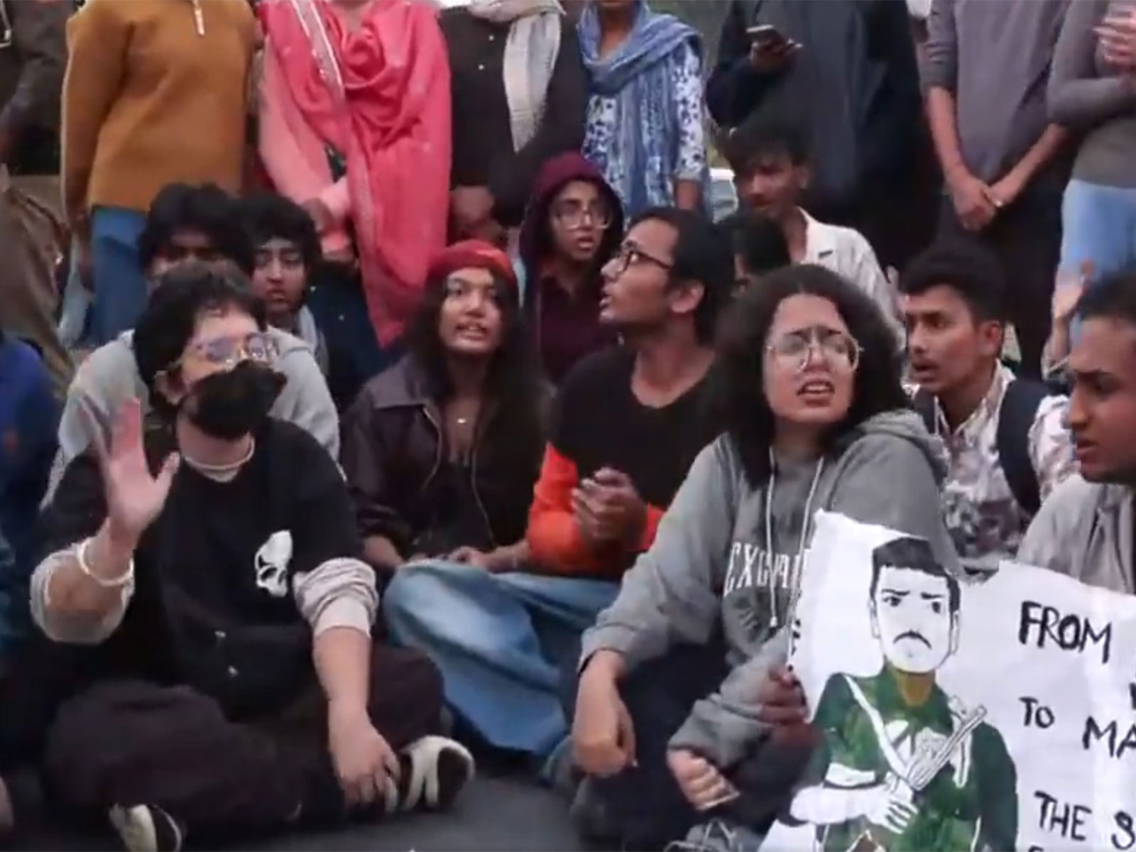 A group of protesters holds a protest at India Gate (Photo/ANI)