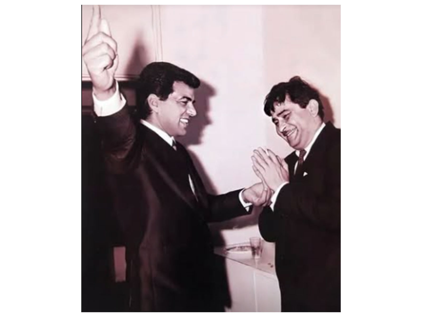 Raj Kapoor and Dharmendra (Image source: Kareena's Instagram @kareenakapoorkhan)