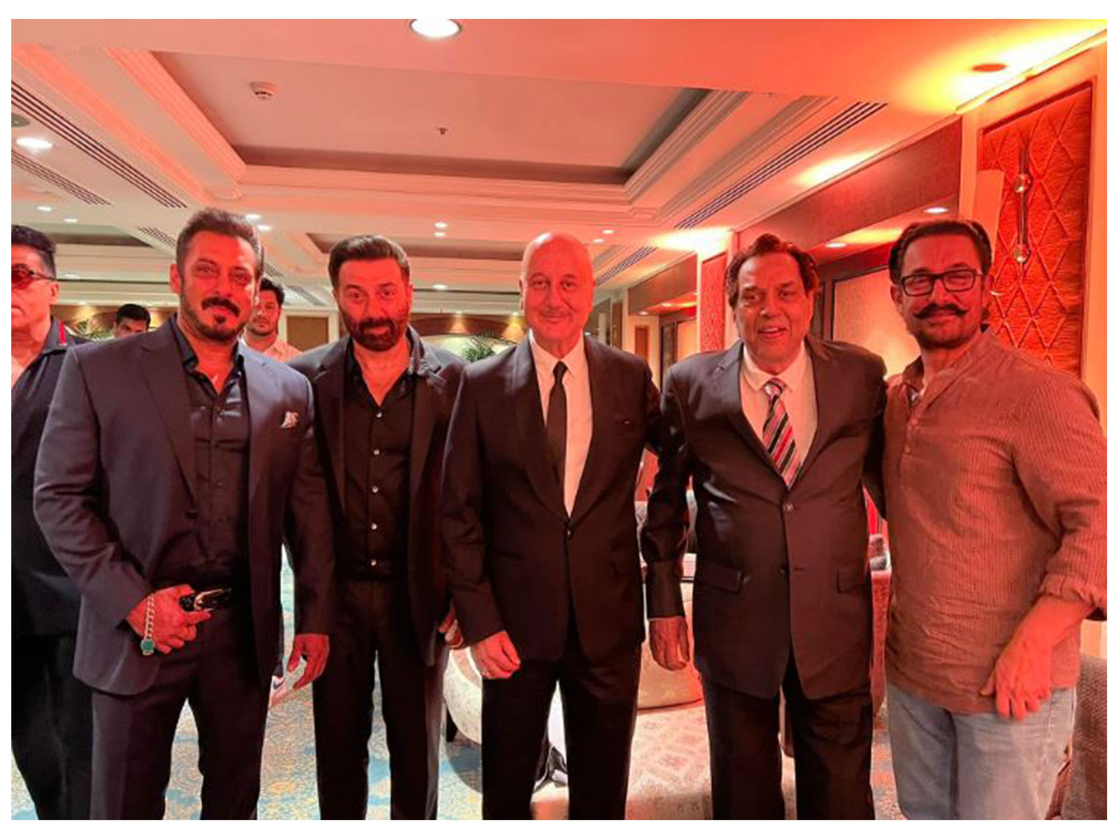 Salman Khan, Sunny Deol, Anupam Kher, Dharmendra, Aamir Khan (Photo: Facebook/@Anupam Kher)