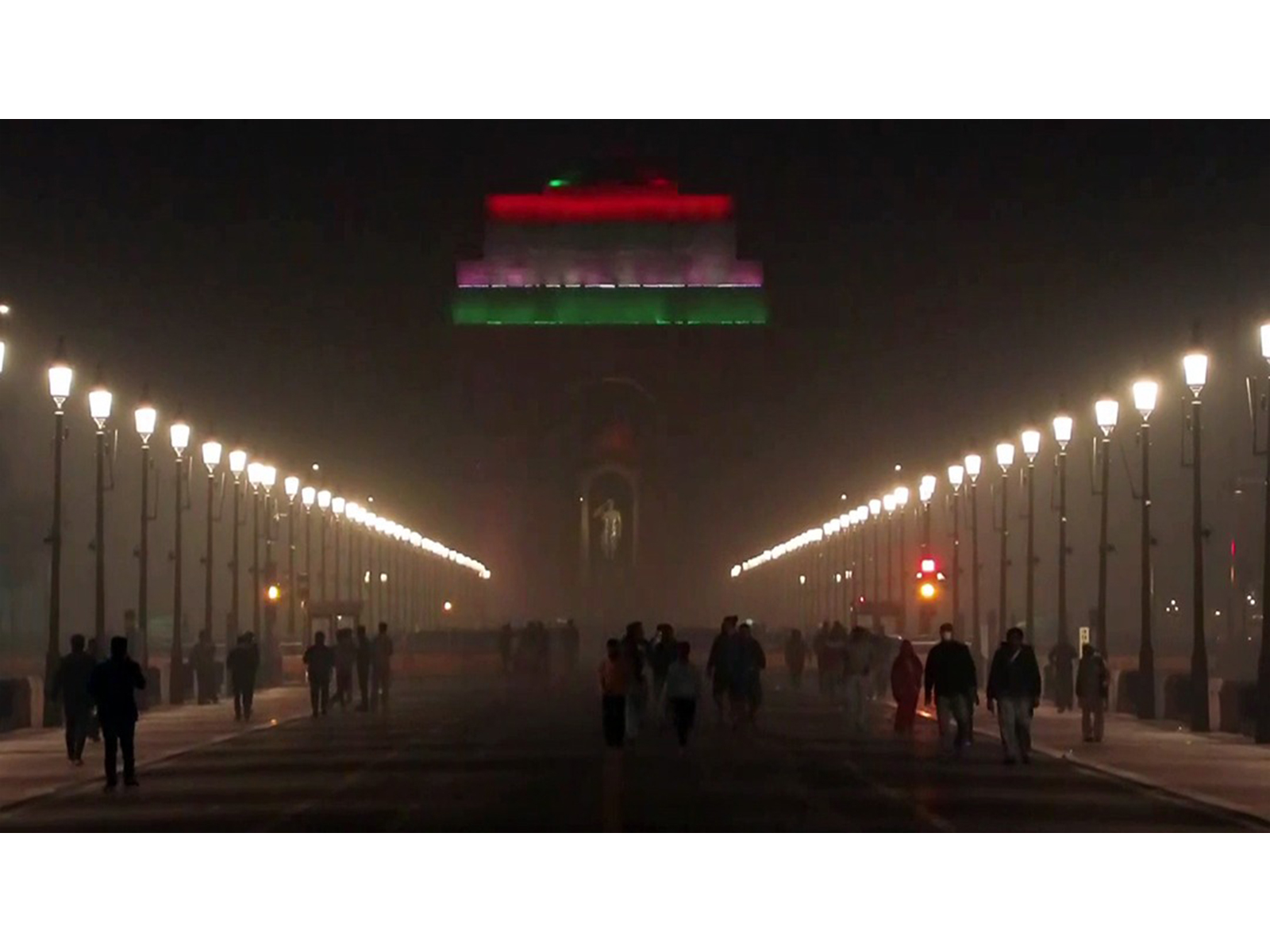 A thick layer of smog engulfs the Kartavya Path. (Photo/ANI)