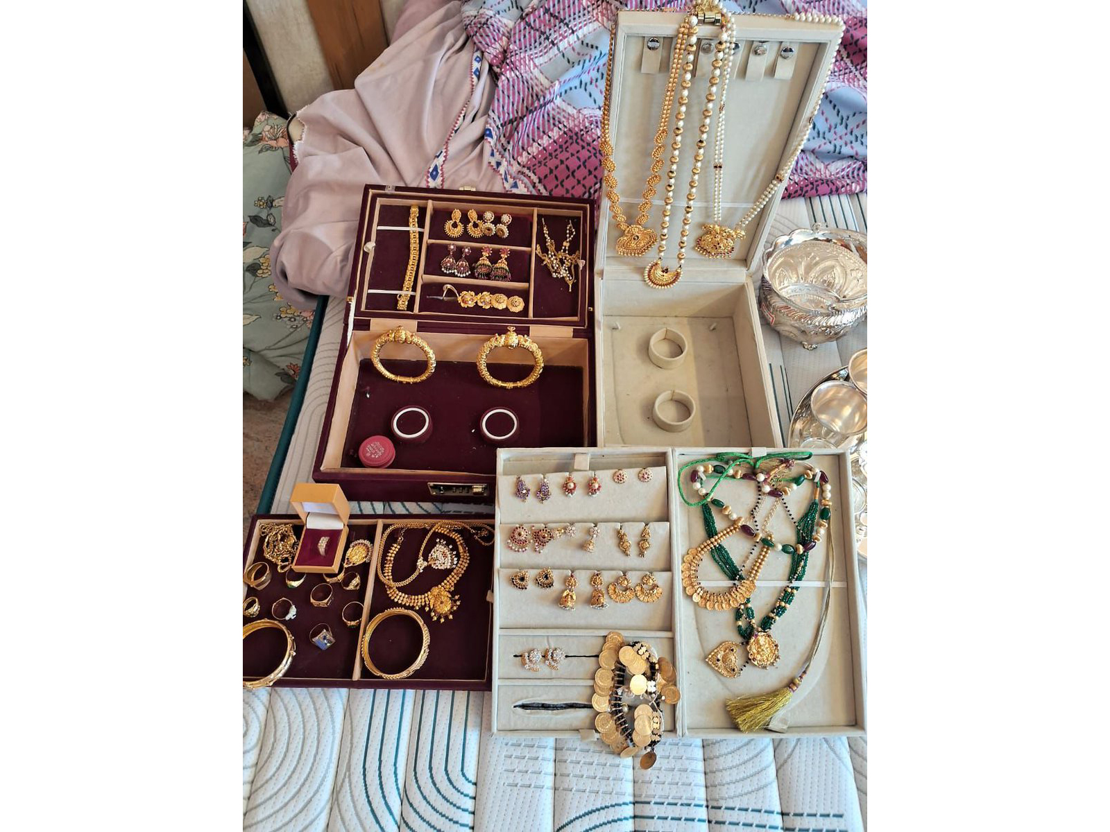 Lokayukta officials recover gold, cash in inspector Ramaswamy C’s residence (Photo/Lokayukta)