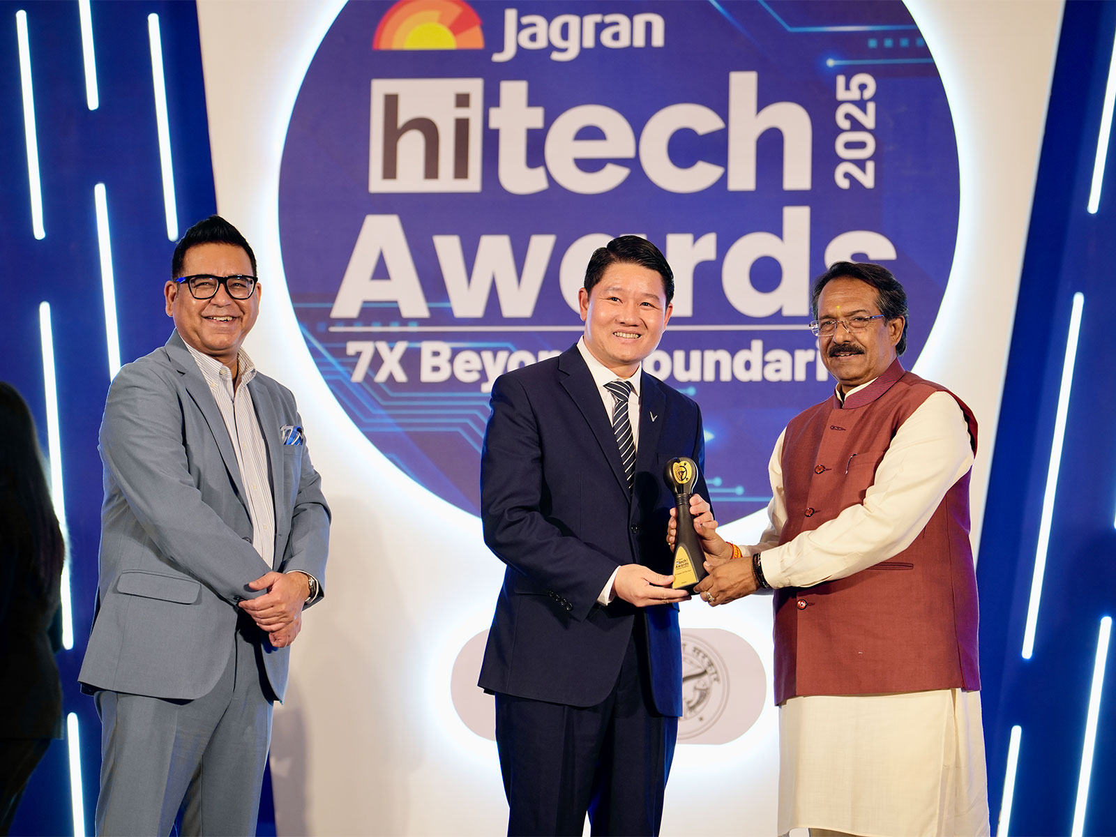 Mr. Luu Thanh Toi, Director, VinFast India Plant, received the “EV Maker of the Year” award from Jagran New Media, & Shri Harsh Malhotra, Union MoS, MCA & MoRTH