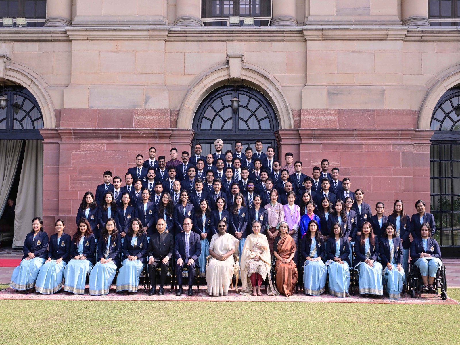 Officer Trainees of Indian Revenue Service, Customs and Indirect Taxes, call on President Murmu (Photo/PIB)