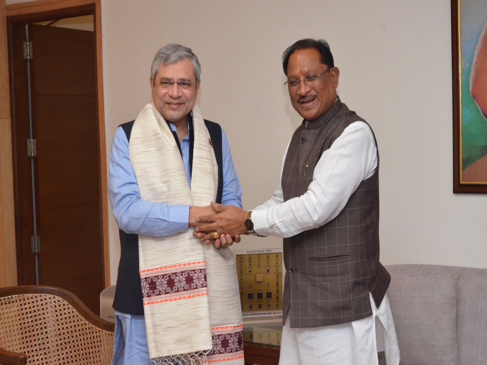 Chhattisgarh CM Vishnu Deo Sai meets Railway Minister Ashwini Vaishnaw (Photo/CMO)