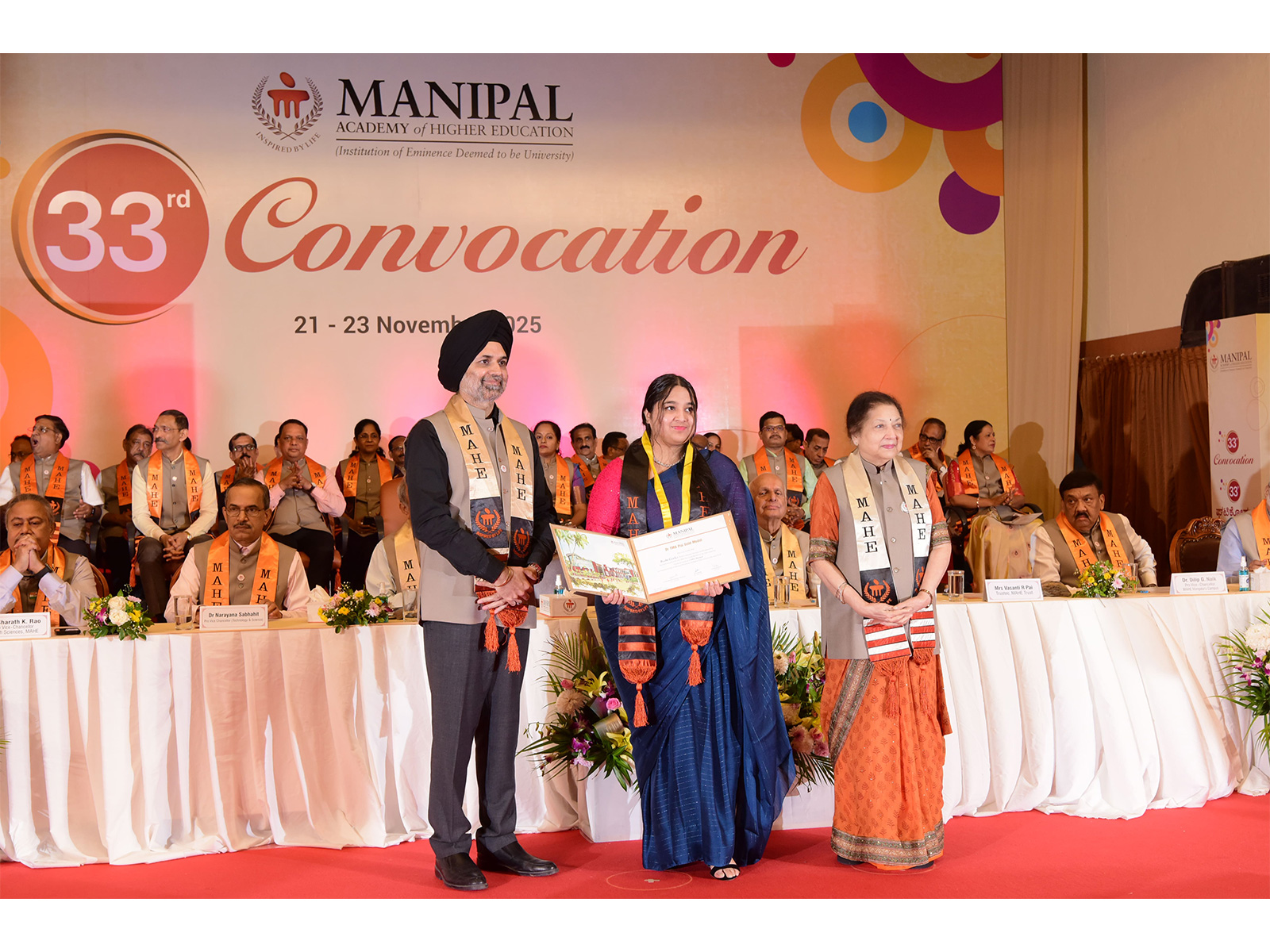 Chief Guest Mr Bikram Singh Bedi, Vice President, Asia Pacific Strategic Initiatives, Google Cloud presenting certificates to graduating students