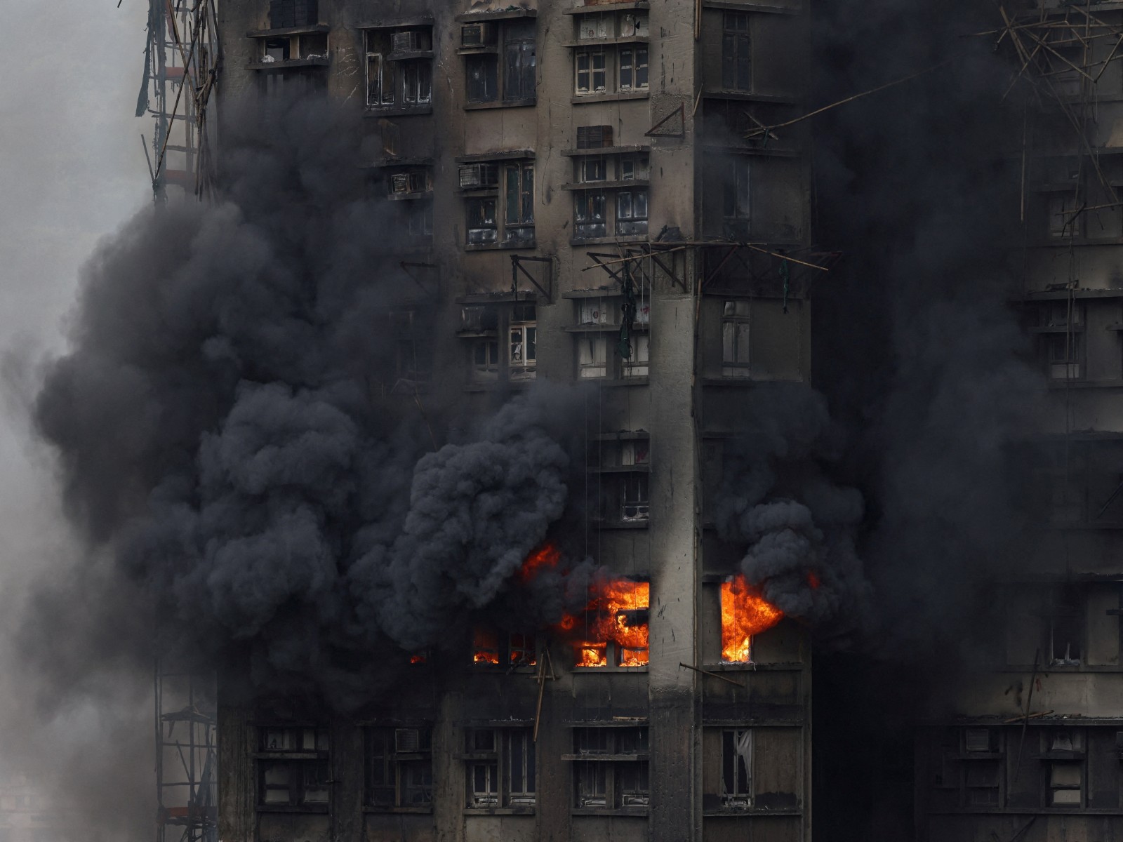 Thick smoke billows from the upper floors of a residential block at Wang Fuk Court housing estate during a major fire that engulfed bamboo scaffolding across multiple buildings, in Tai Po, Hong Kong (Photo/Reuters) Thick smoke billows from the upper floors of a residential block at Wang Fuk Court housing estate during a major fire that engulfed bamboo scaffolding across multiple buildings, in Tai Po, Hong Kong (Photo/Reuters)