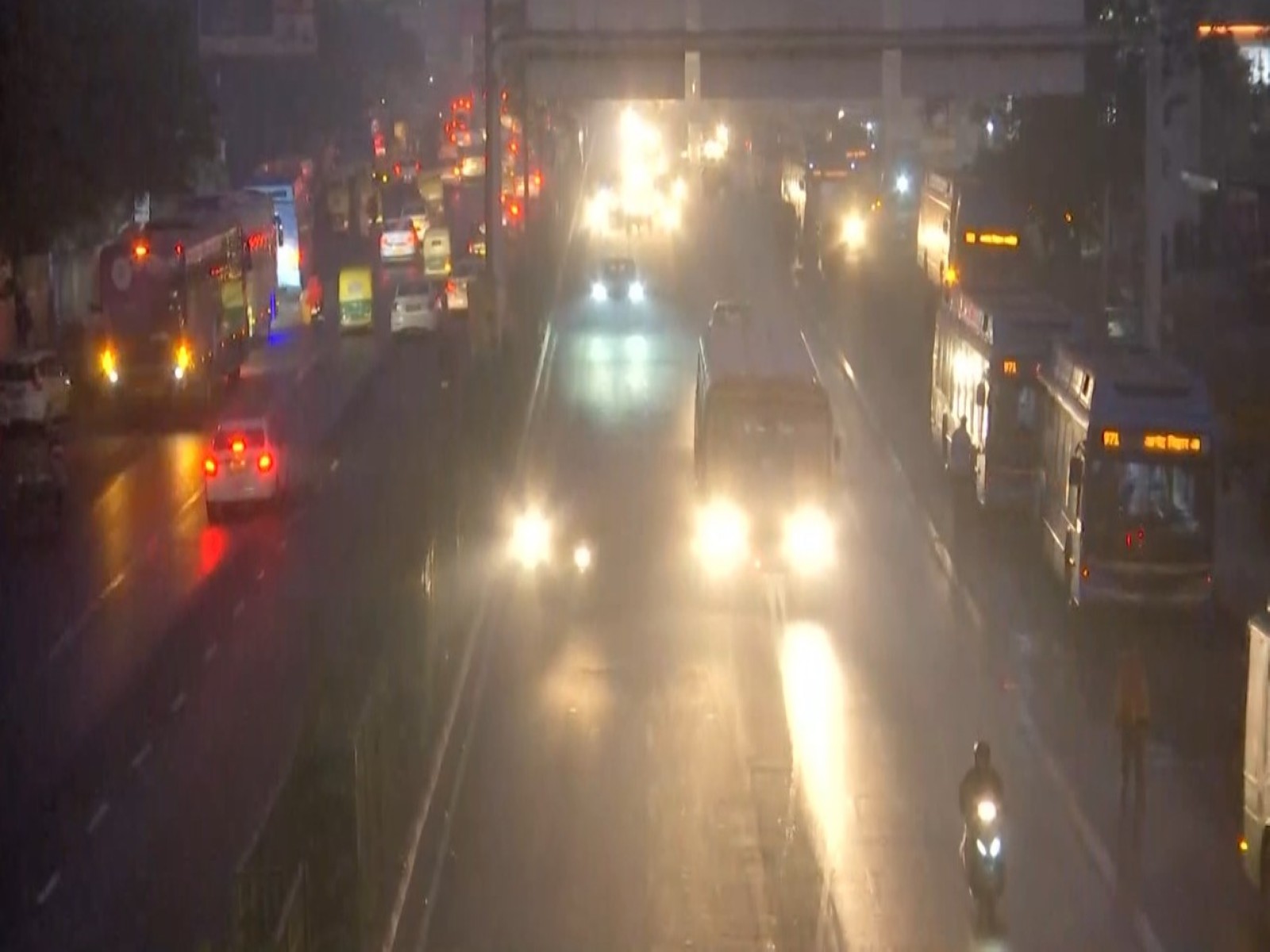 Thick smog envelops Anand Vihar (Photo/ANI)