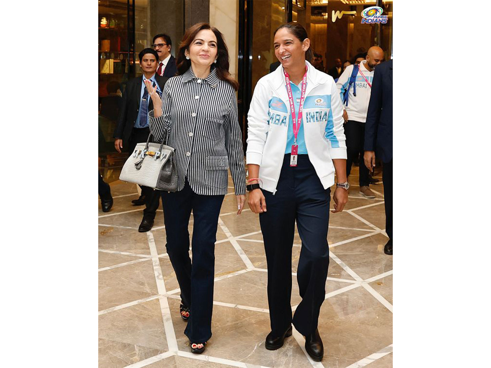 Nita Ambani and Harmanpreet Kaur. (Photo/Mumbai Indians)