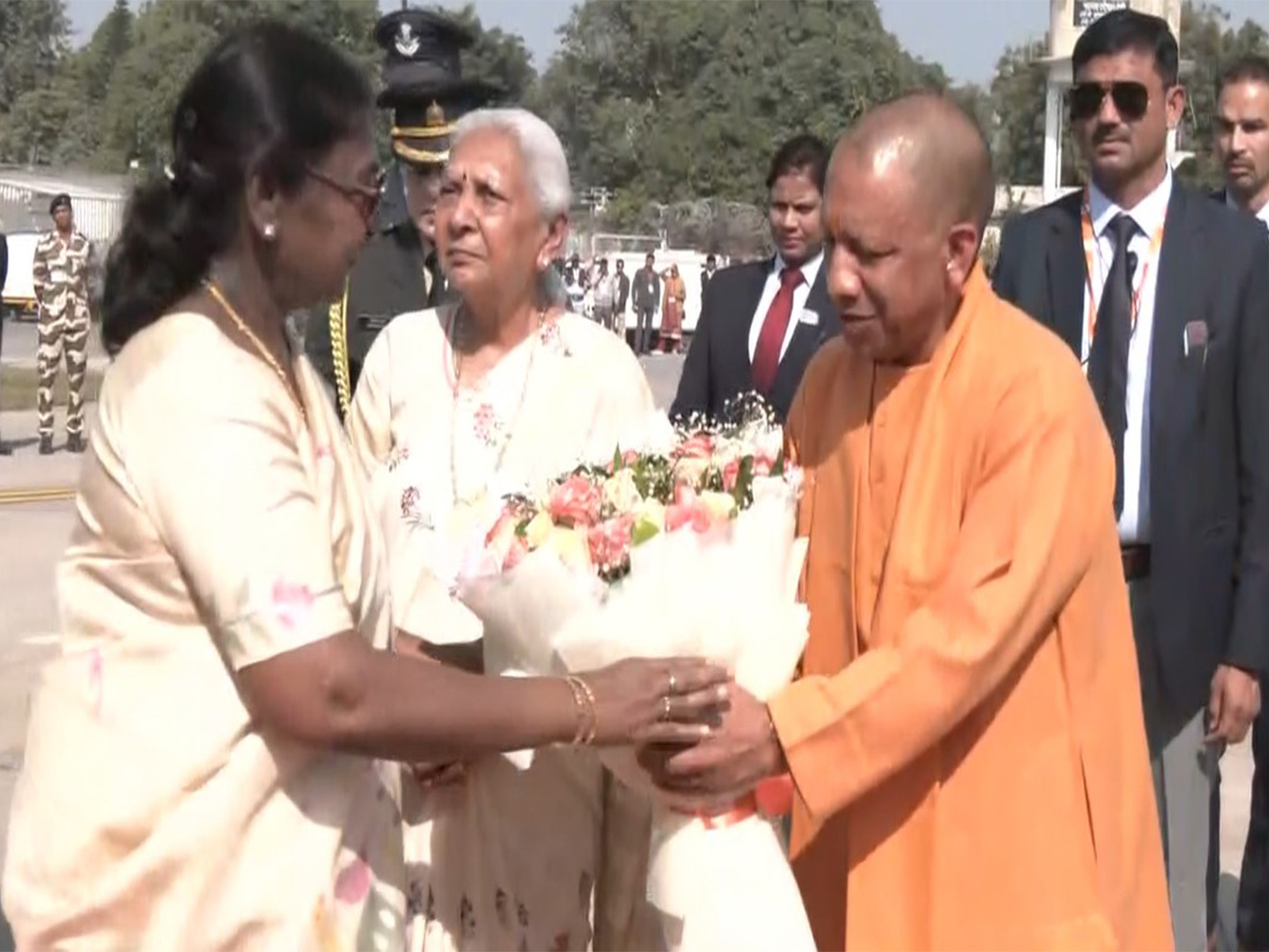 CM Yogi welcomes President Droupadi Murmu (Photo/ANI)