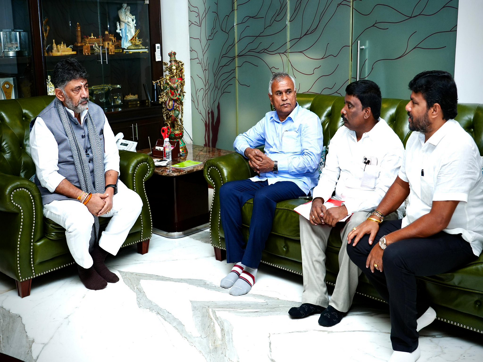 Karnataka Deputy CM DK Shivakumar meets Congress MLAs (Photo: @DKShivakumar/X)