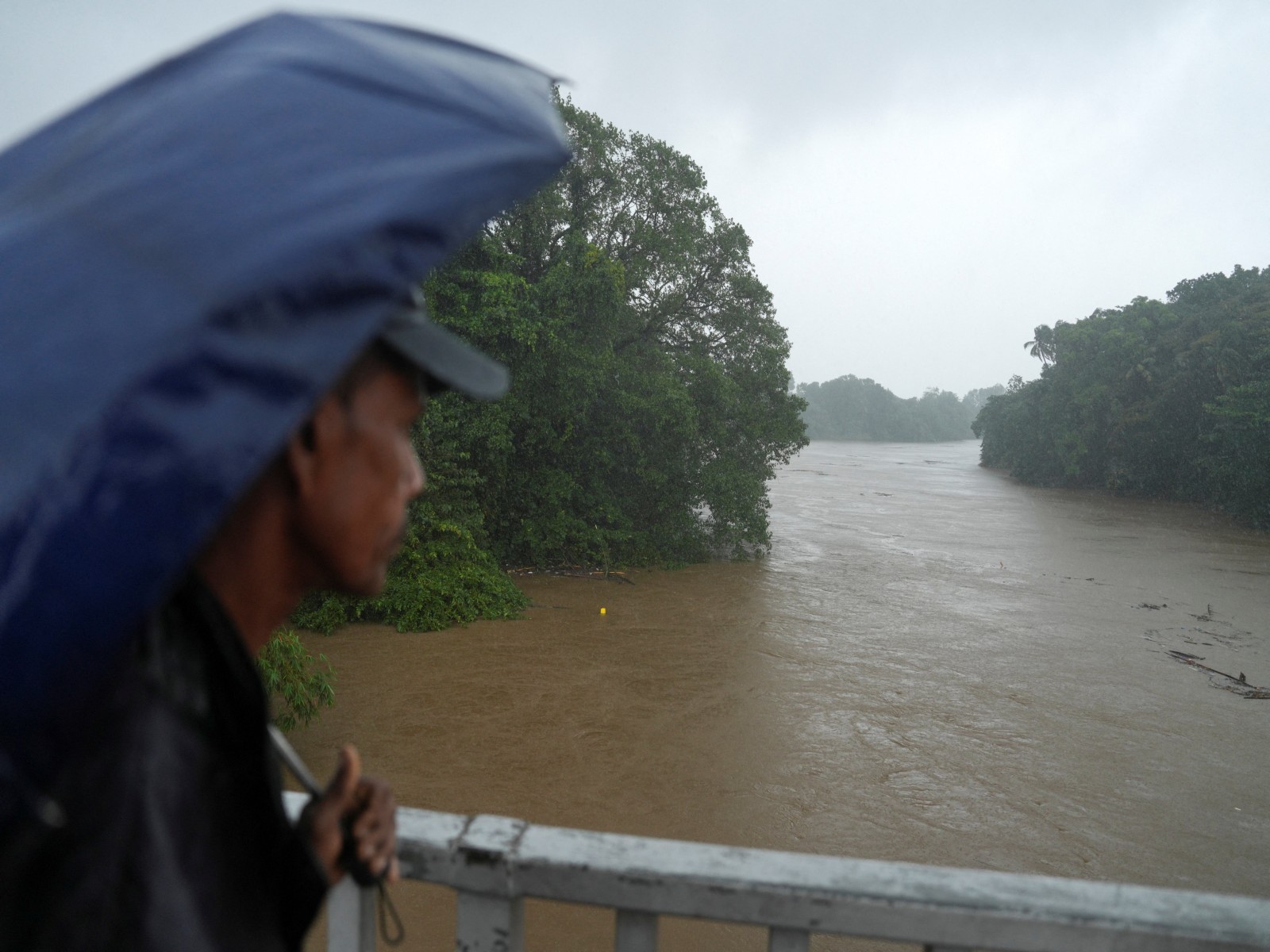A man looks towards the swollen Kelani river, following heavy rainfall in Kelaniya A man looks towards the swollen Kelani river, following heavy rainfall in Kelaniya, Sri Lanka (Photo/Reuters) A man looks towards the swollen Kelani river, following heavy rainfall in Kelaniya A man looks towards the swollen Kelani river, following heavy rainfall in Kelaniya, Sri Lanka (Photo/Reuters)