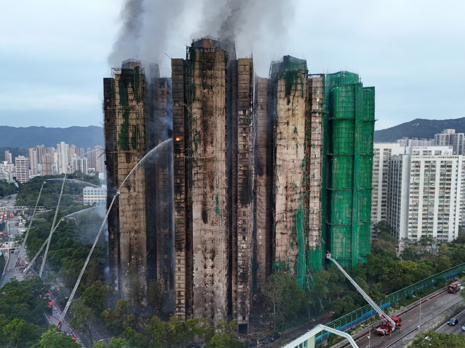 Flames and thick smoke rising from the Wang Fuk Court housing estate during a major fire in Tai Po, Hong Kong (Photo/Reuters) Flames and thick smoke rising from the Wang Fuk Court housing estate during a major fire in Tai Po, Hong Kong (Photo/Reuters)