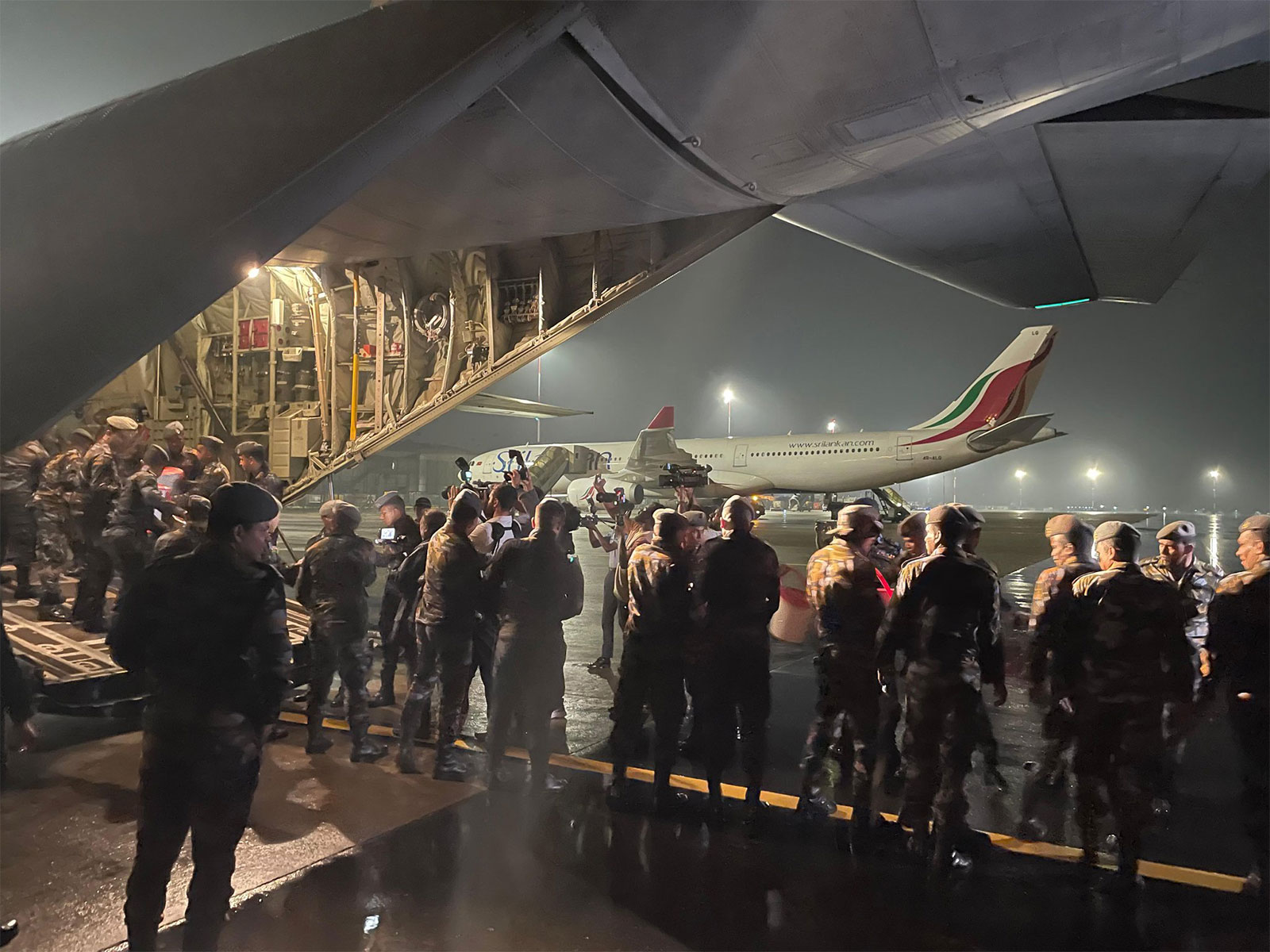 IAF personnel unload relief material from a C-130 aircraft in Colombo under Operation Sagar Bandhu. (Photo: X/@IAF_MCC)
