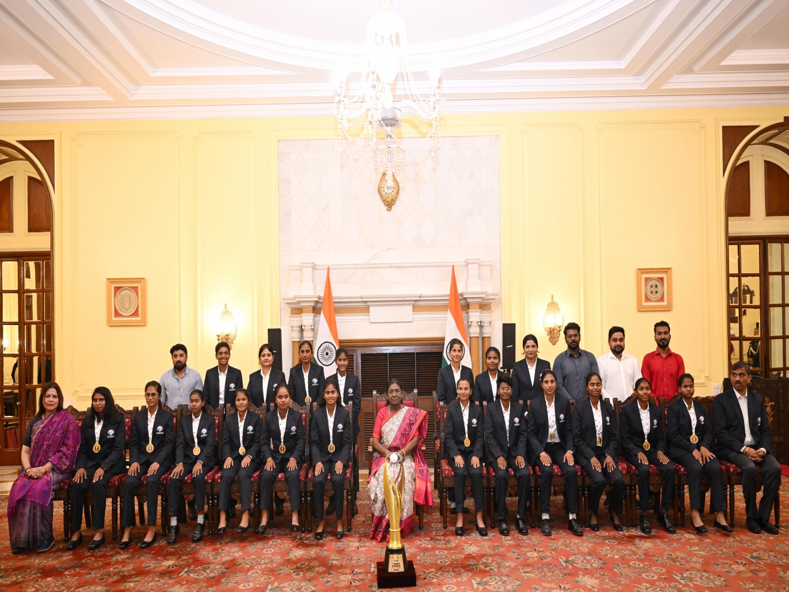 President Droupadi Murmu with Indian Blind Women’s cricket team. (Photo: @rashtrapatibhvn/X)