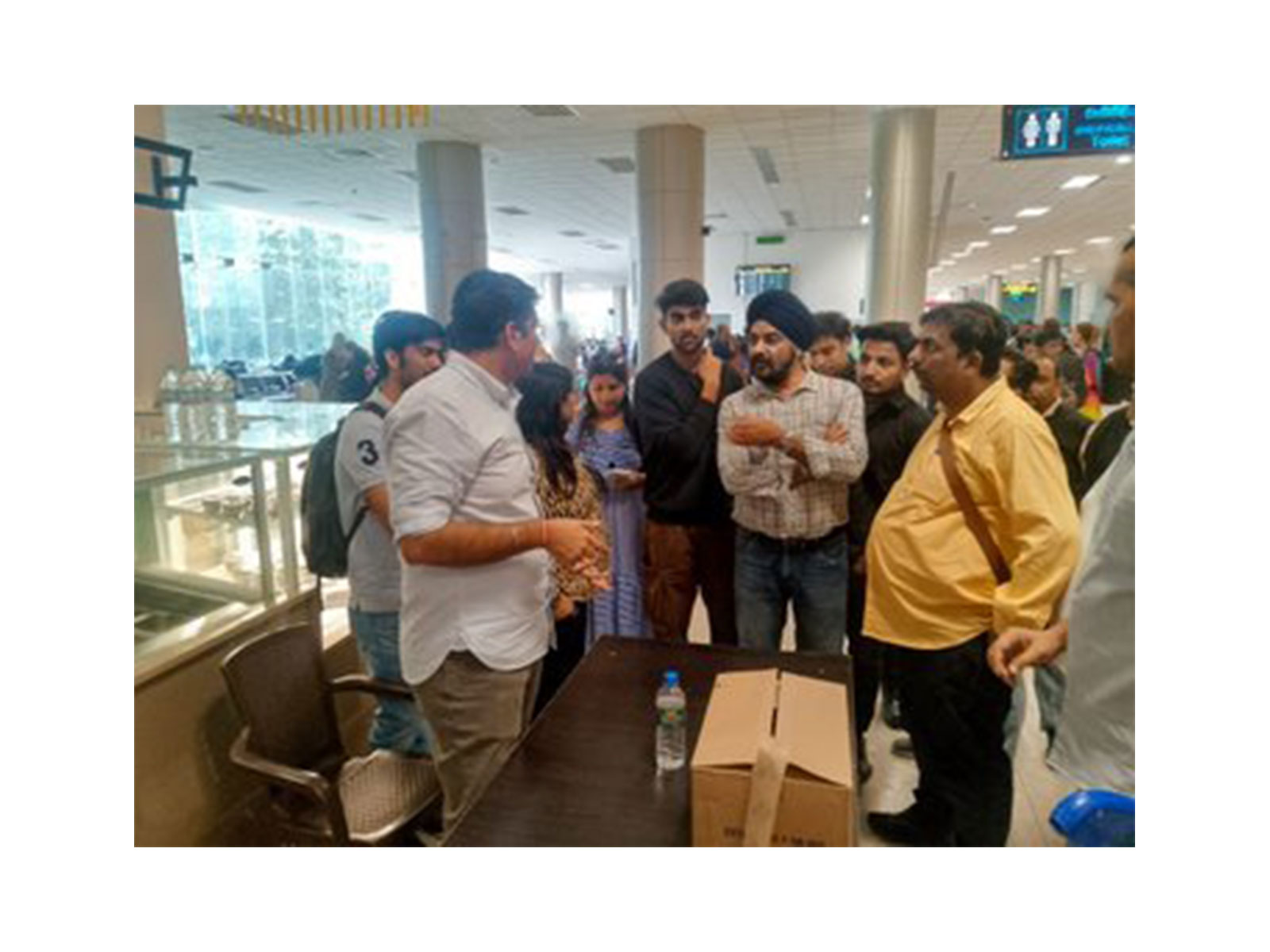 Indian mission assists stranded passengers at Colombo Airport (Photo/@IndiainSL)