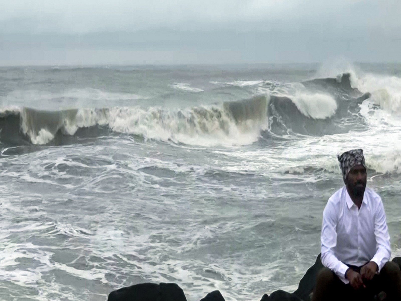 High tidal waves due to Cyclone Ditwah in Puducherry (Photo/ANI)