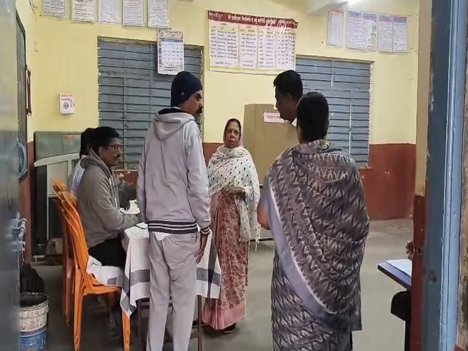 Voting at Sant Dnyaneshwar School, Alandi, Pune (Photo/ANI)