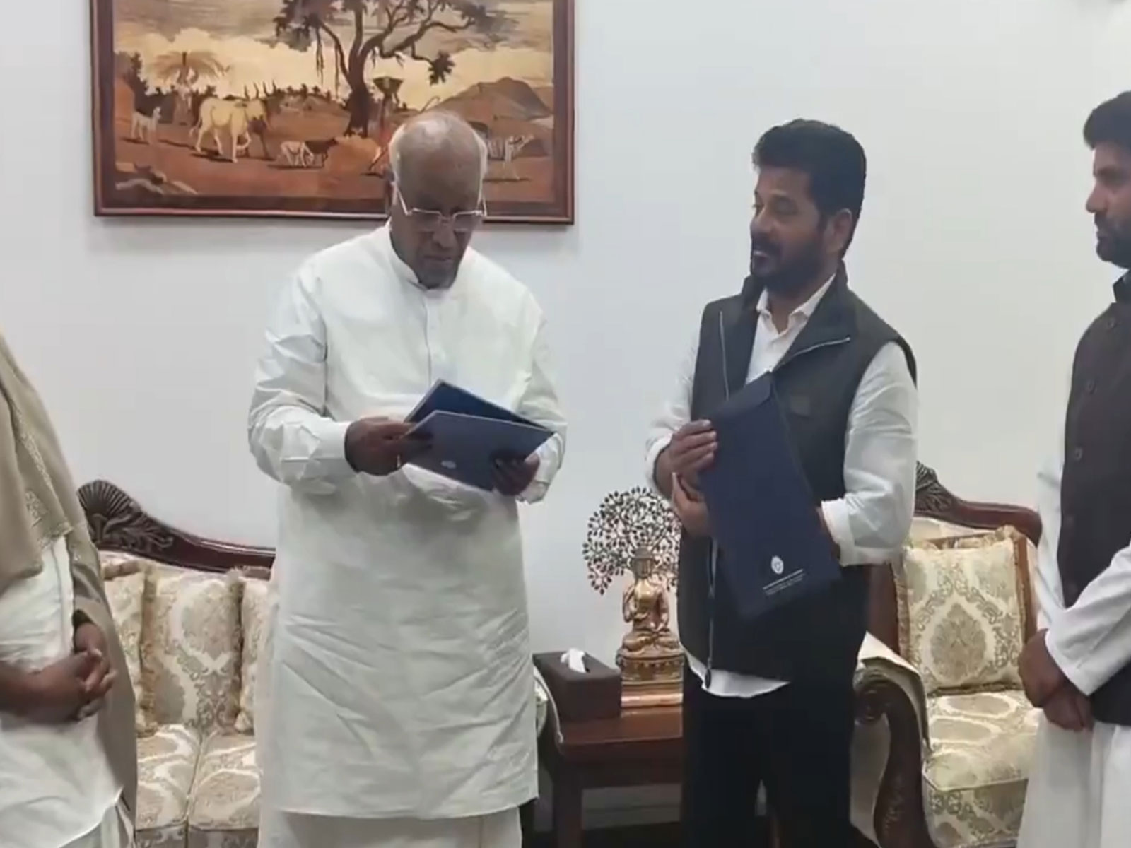 Telangana CM Revanth Reddy meets Cong President Mallikarjun Kharge (Photo/ANI)