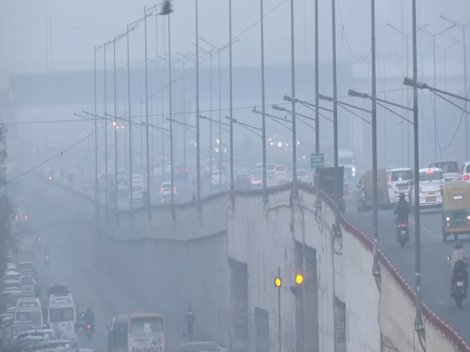 Thick smog envelops Ghazipur (Photo/ANI) Thick smog envelops Ghazipur (Photo/ANI)