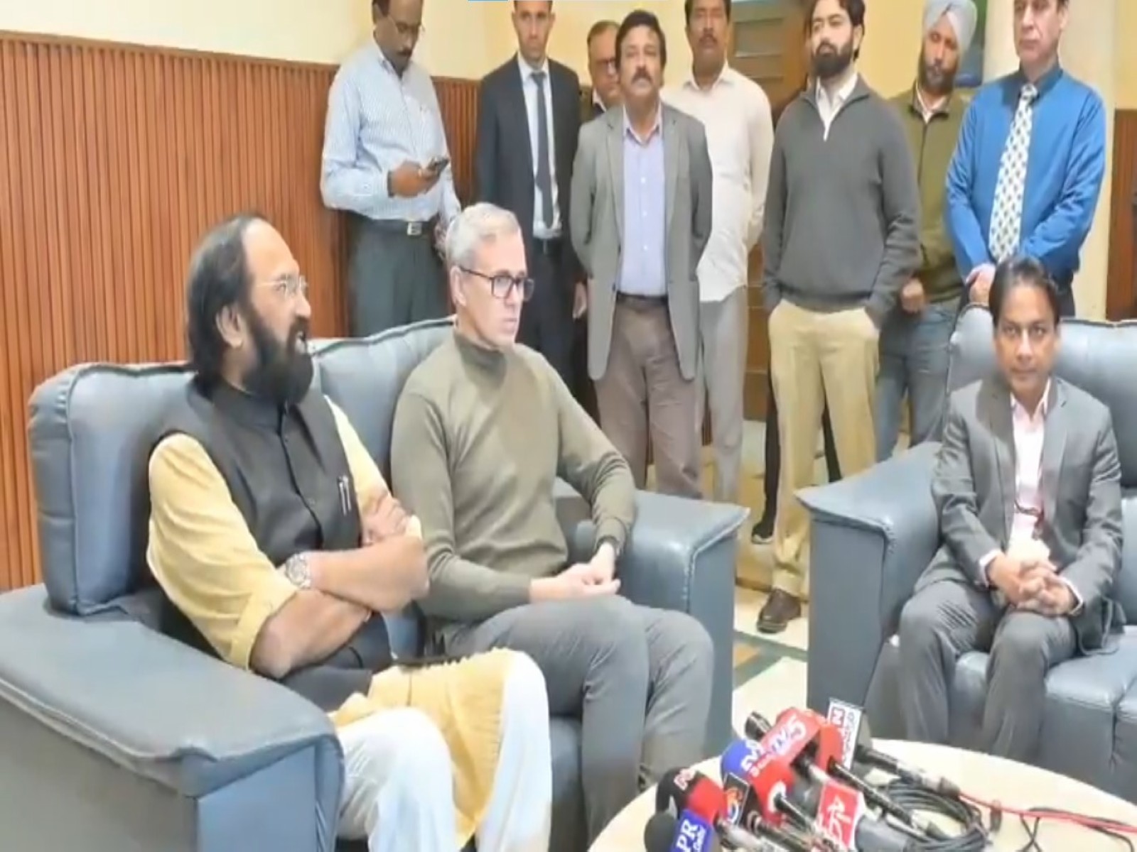 Uttam Kumar Reddy meets JK CM Omar Abdullah in Hyderabad (Photo/X)