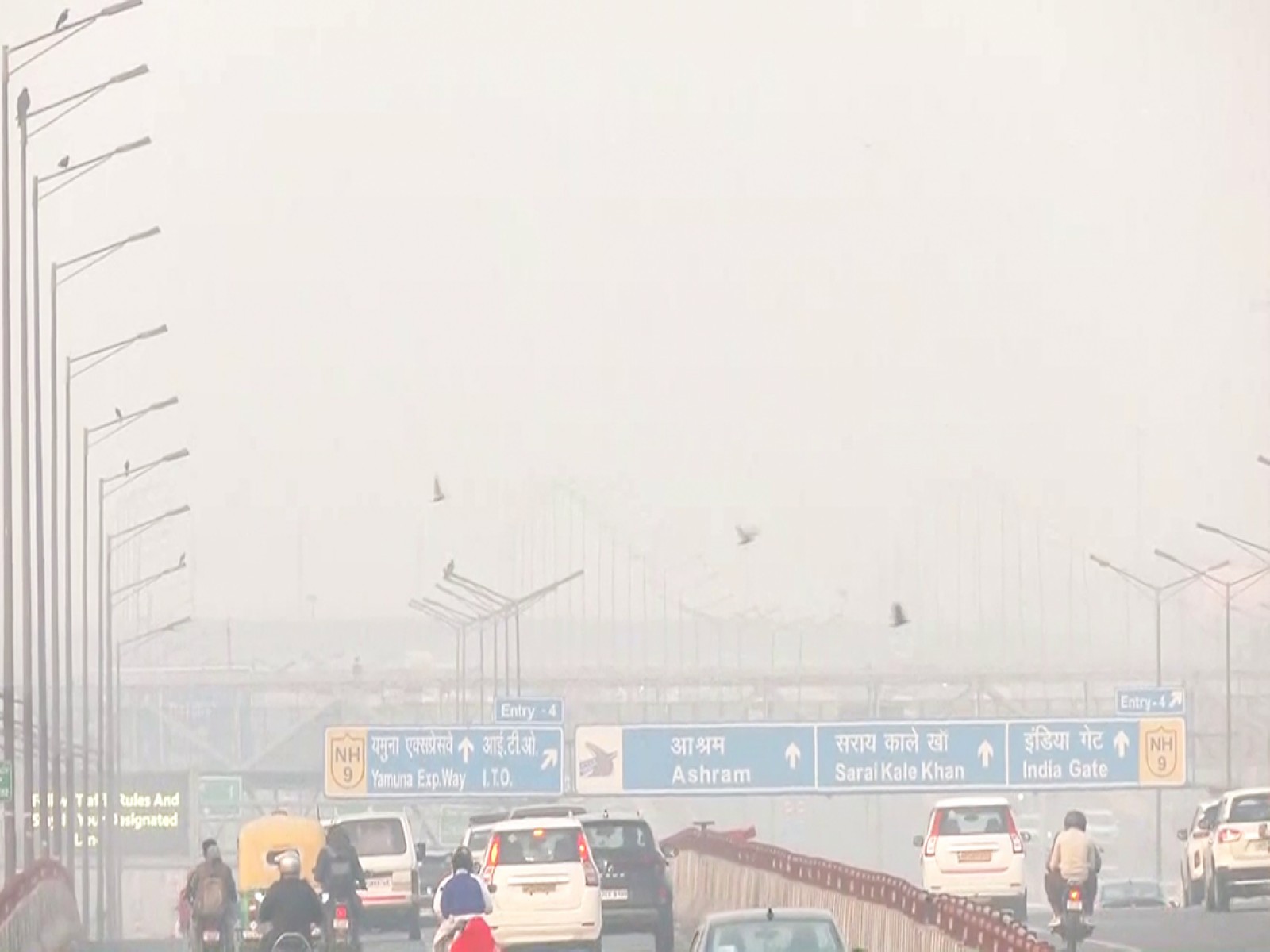 Vehicles commute through the Ghazipur area, covered in dense smog. (Photo/ANI)
