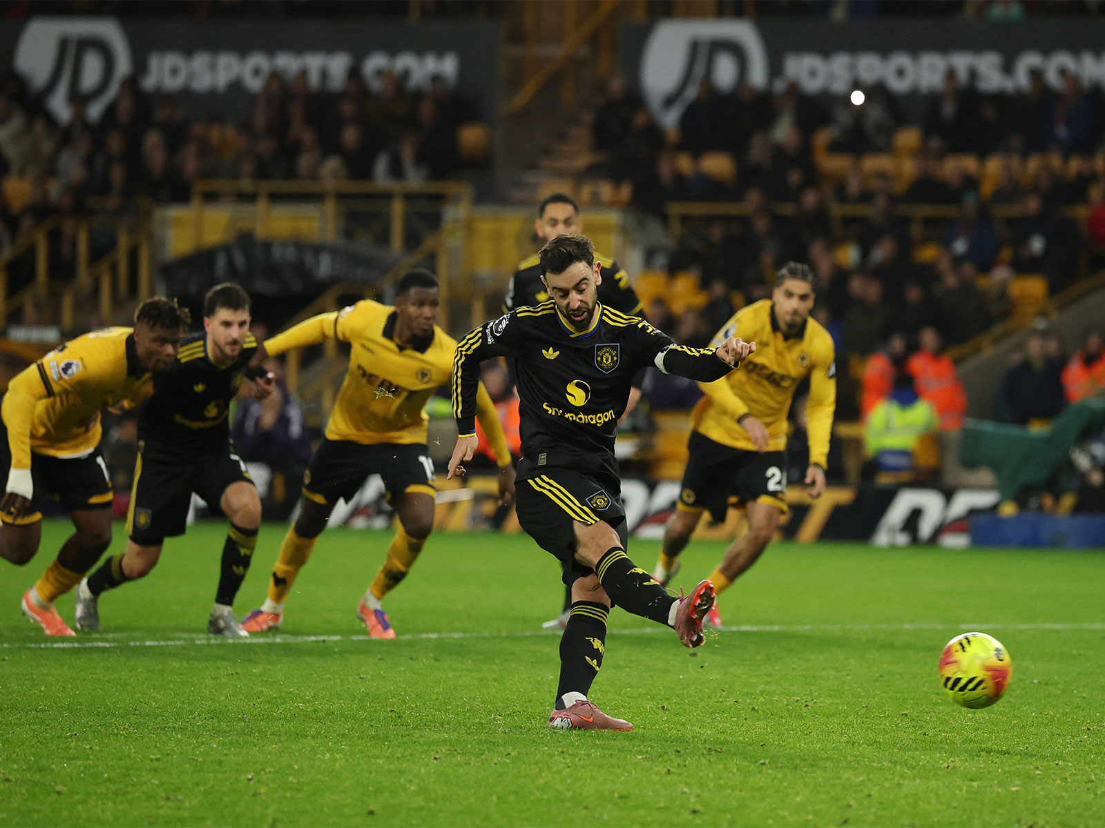 Manchester United and Wolverhampton Wanderers in action (Photo: Reuters)