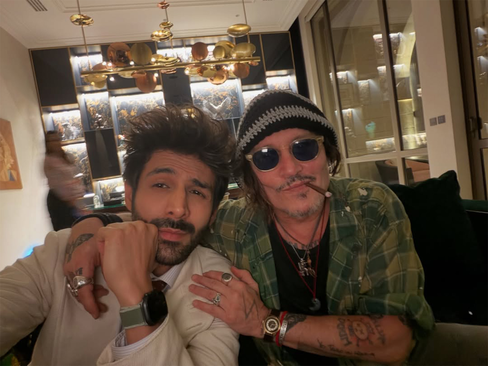 Kartik Aaryan posing for Johnny Depp (Photo/Instagram@kartikaaryan)