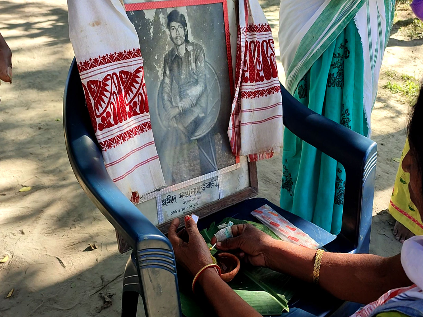 Late activist Dandiram Bharali’s family members pay homage to him. (Photo/ANI)
