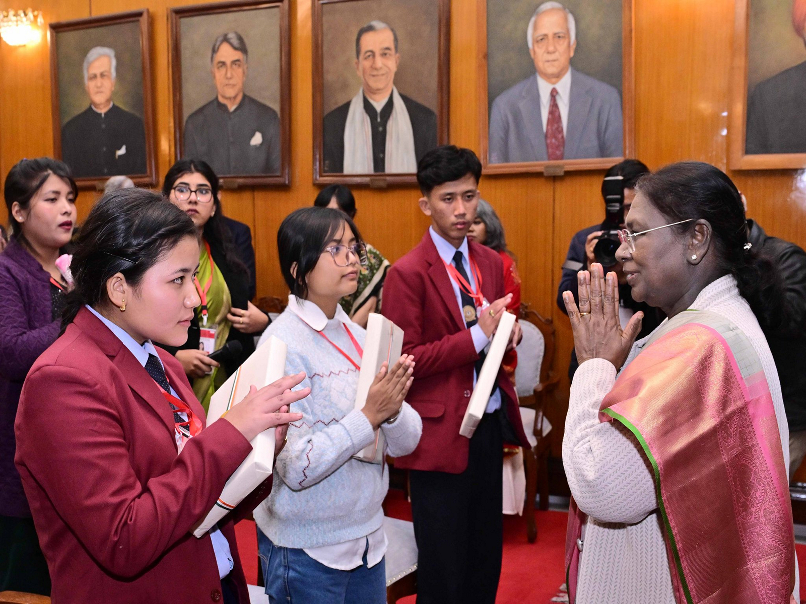 President Droupadi Murmu meets IDPs in Imphal (Photo/X/@rashtrapatibhvn)