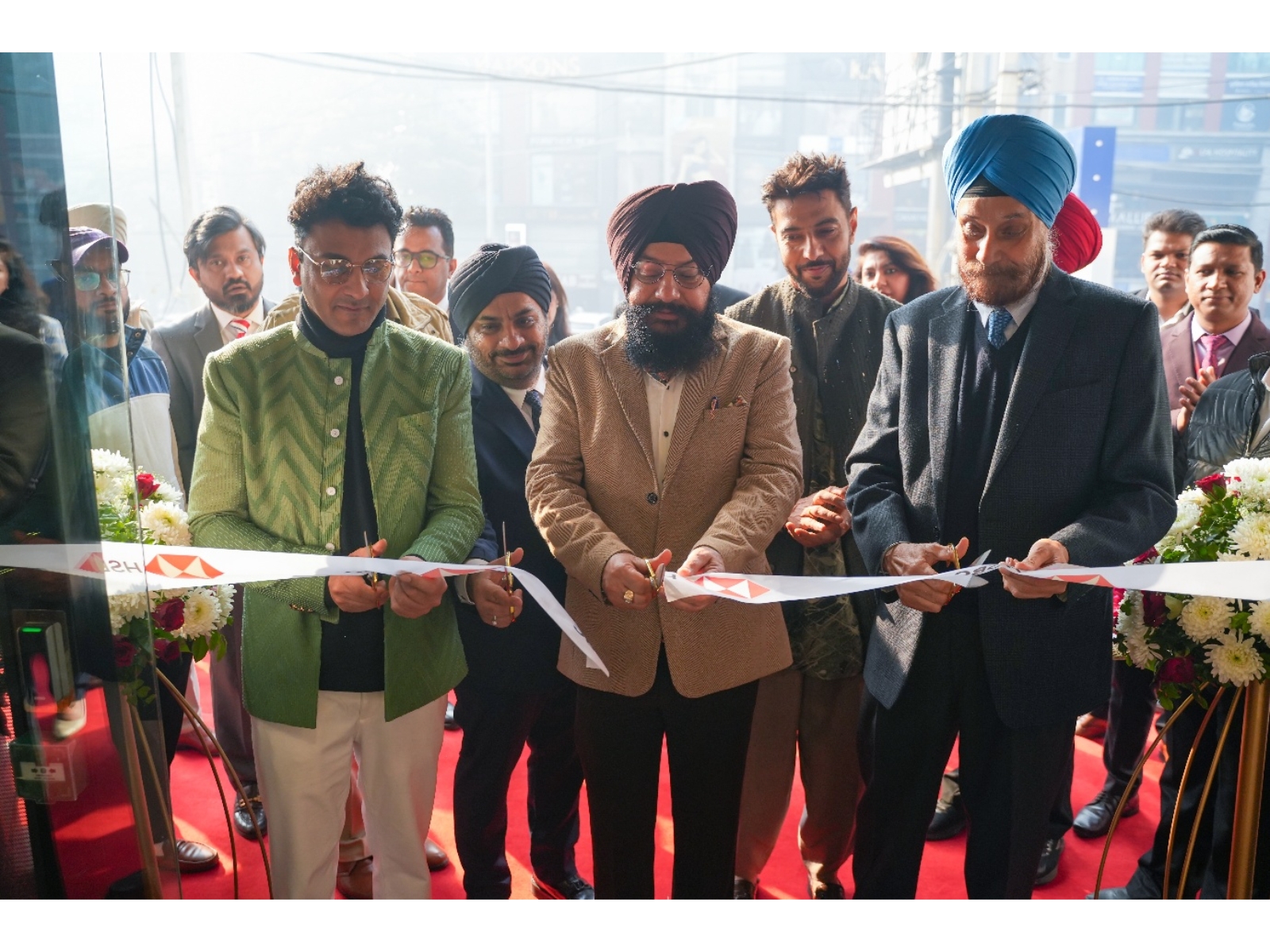 Vikas Khanna, Sandeep Batra (HSBC India Int’l Wealth & Premier Banking Head), Amritsar Mayor Jatinder Singh Moti Bhatia, Navtej Sarna and Ranveer Brar open HSBC India’s new Amritsar branch