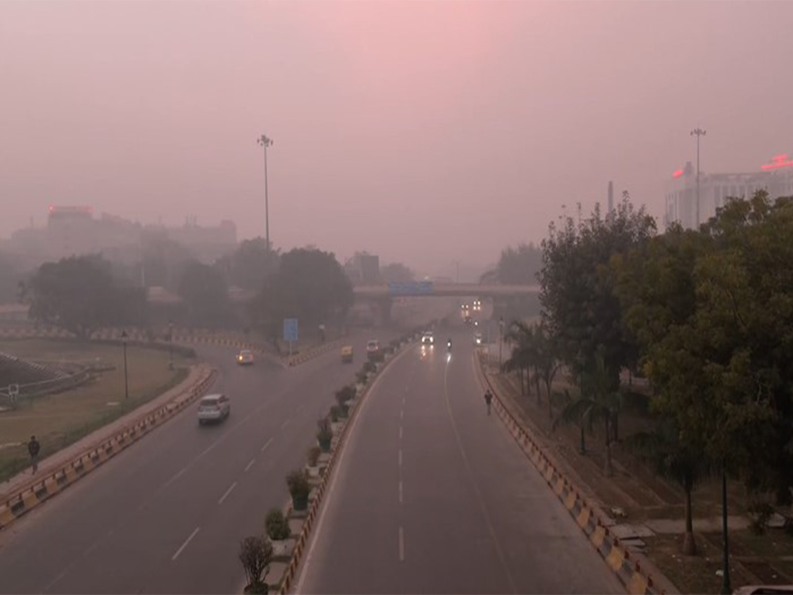 Toxic smog engulfs areas around AIIMS (Photo/ANI)