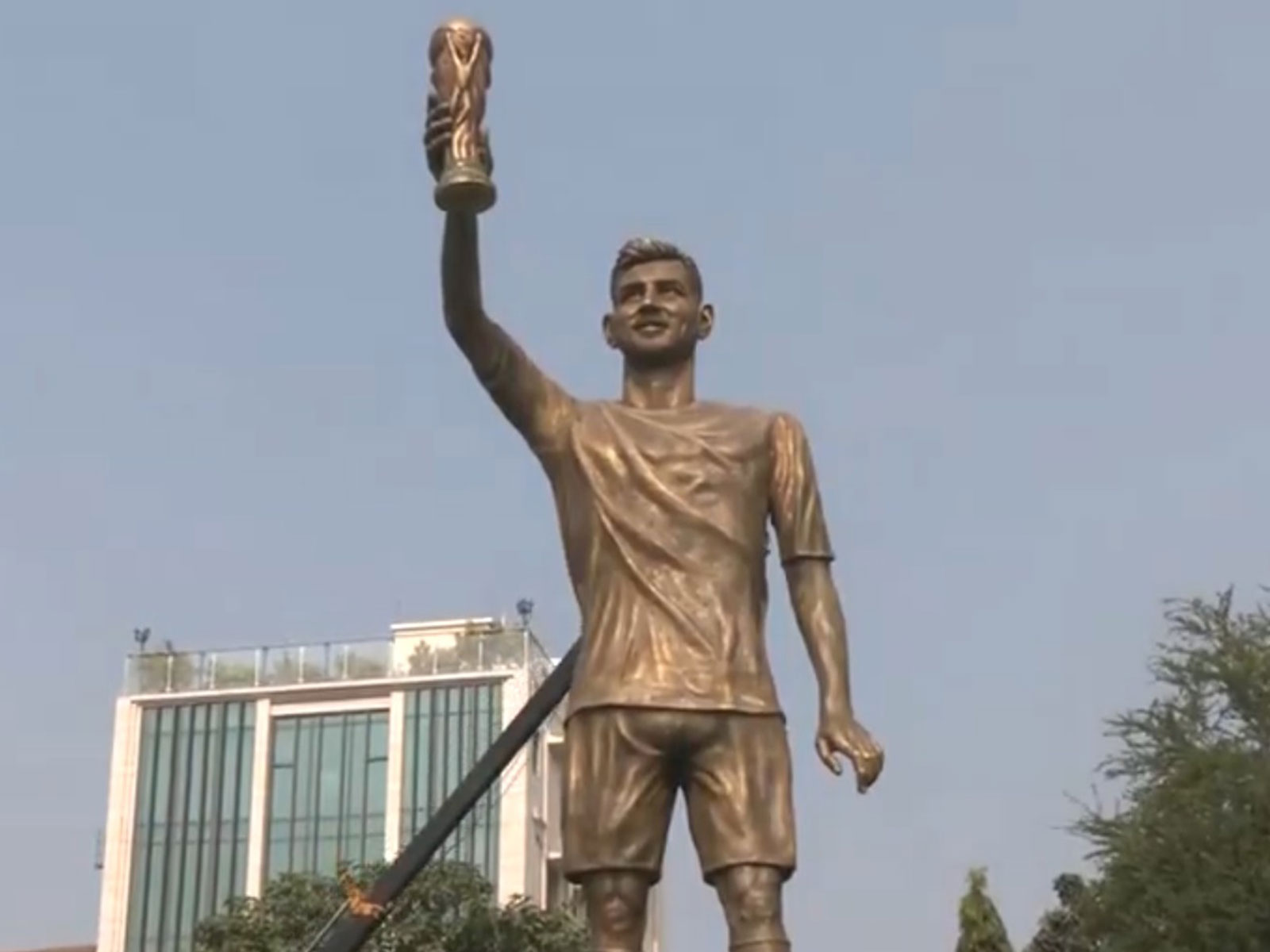 Messi's statue in Lake Town, Kolkata (Photo: ANI)