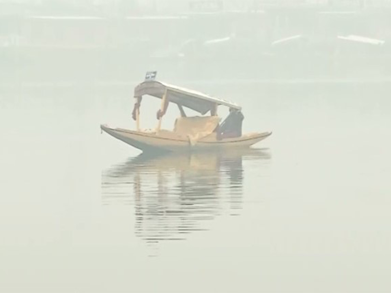 Fog at Dal Lake, Srinagar (Photo/ANI)